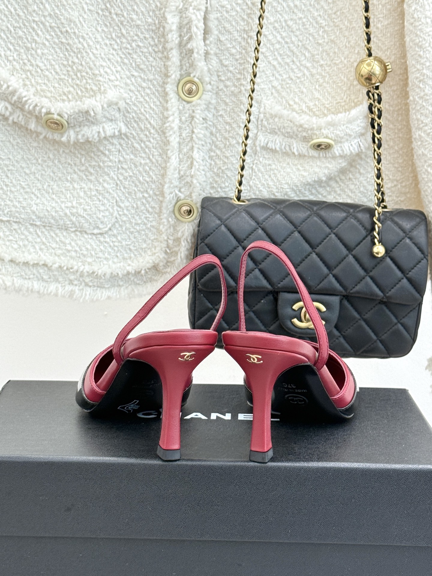 CHANE*｜小香26C新品后空高跟粗跟凉鞋当小香 26C的匠心邂逅夏日风情以露踝设计解锁法式优雅的进阶