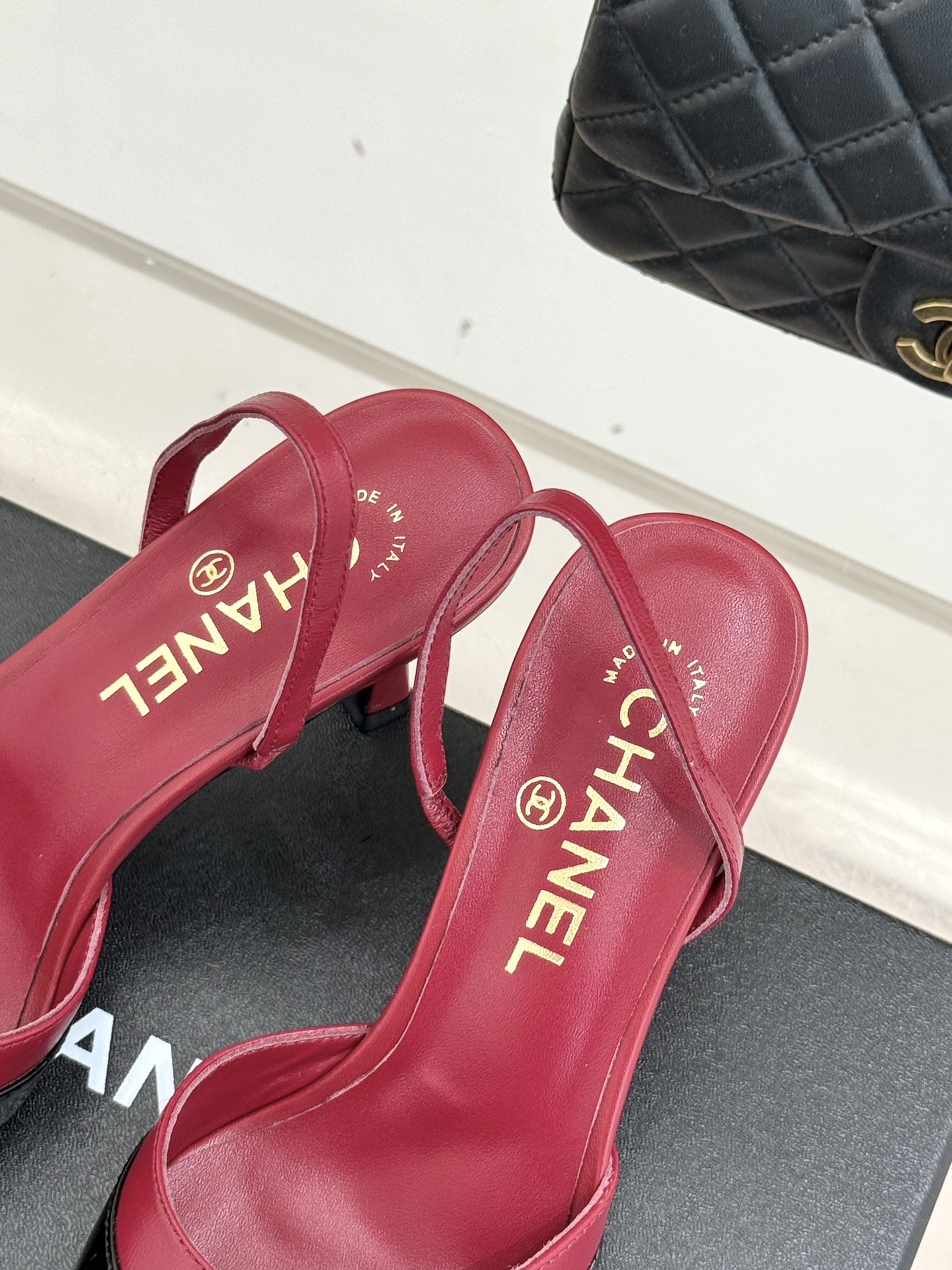 CHANE*｜小香26C新品后空高跟粗跟凉鞋当小香 26C的匠心邂逅夏日风情以露踝设计解锁法式优雅的进阶