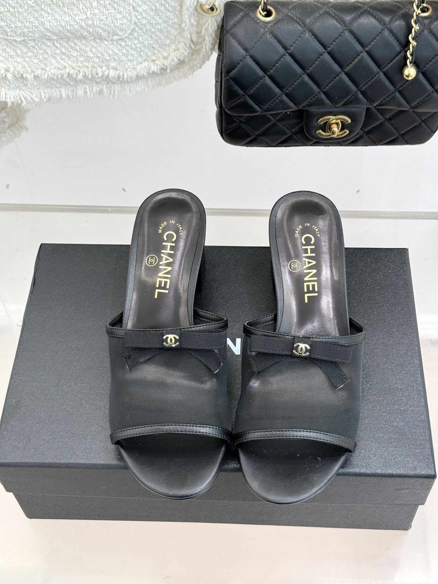 CHANE*｜小香26C新品网纱双C蝴蝶结拖鞋当小香经典符号邂逅26C夏日灵感这双拖鞋便成了奢雅与实穿的