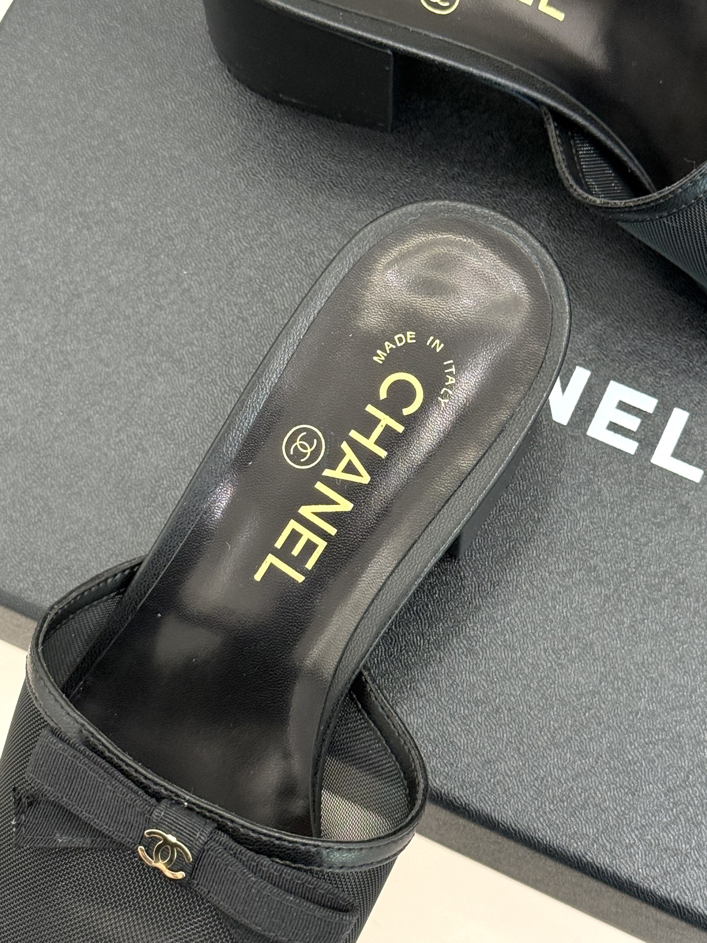 CHANE*｜小香26C新品网纱双C蝴蝶结拖鞋当小香经典符号邂逅26C夏日灵感这双拖鞋便成了奢雅与实穿的