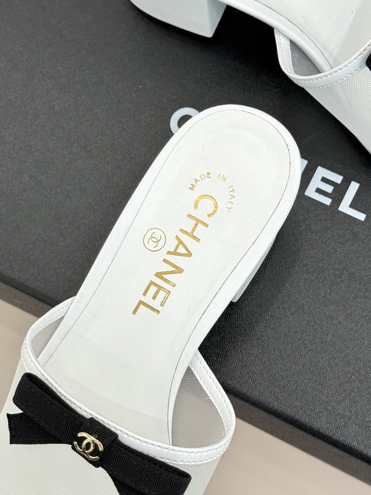 CHANE*｜小香26C新品网纱双C蝴蝶结拖鞋当小香经典符号邂逅26C夏日灵感这双拖鞋便成了奢雅与实穿的