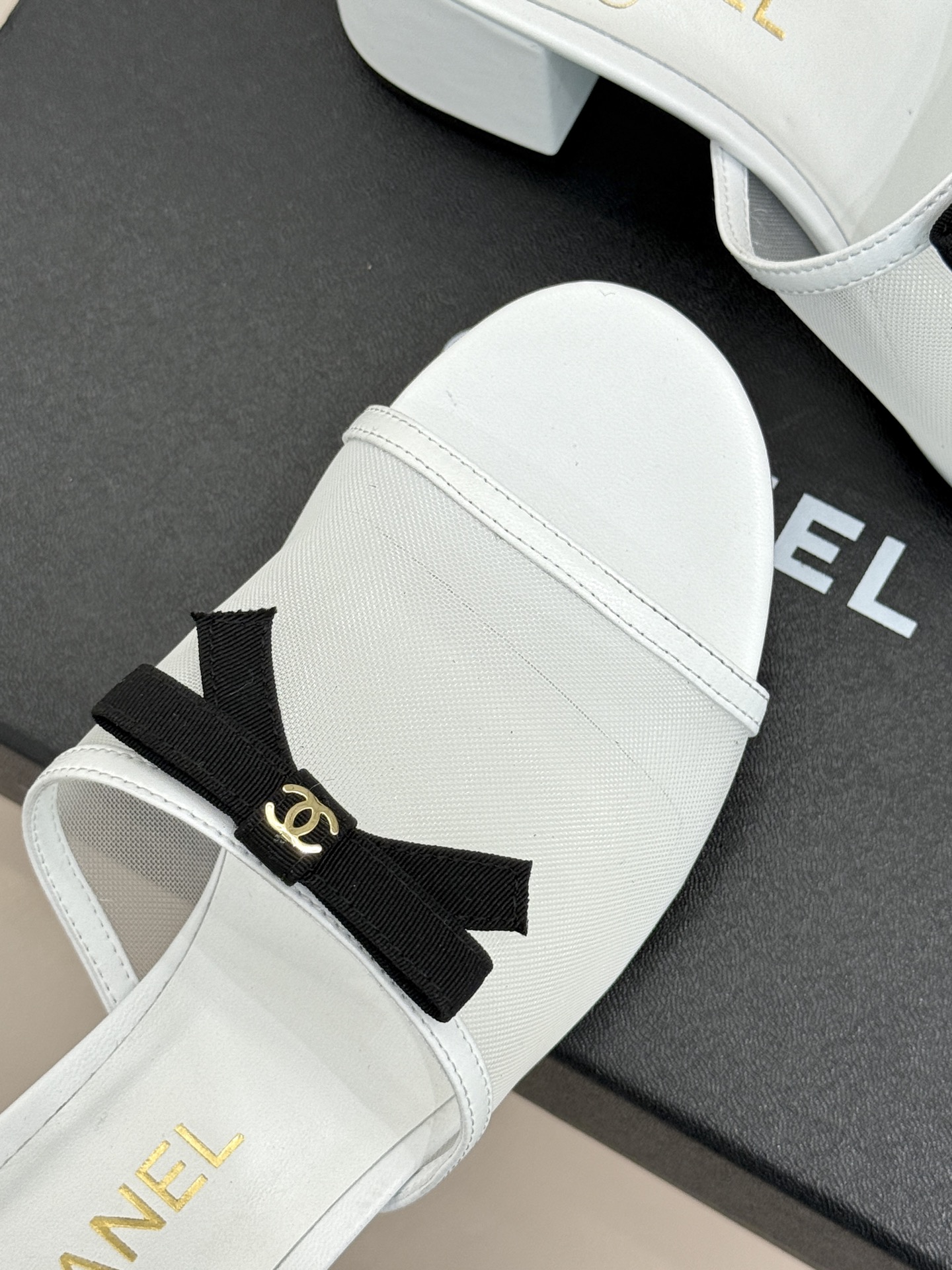 CHANE*｜小香26C新品网纱双C蝴蝶结拖鞋当小香经典符号邂逅26C夏日灵感这双拖鞋便成了奢雅与实穿的