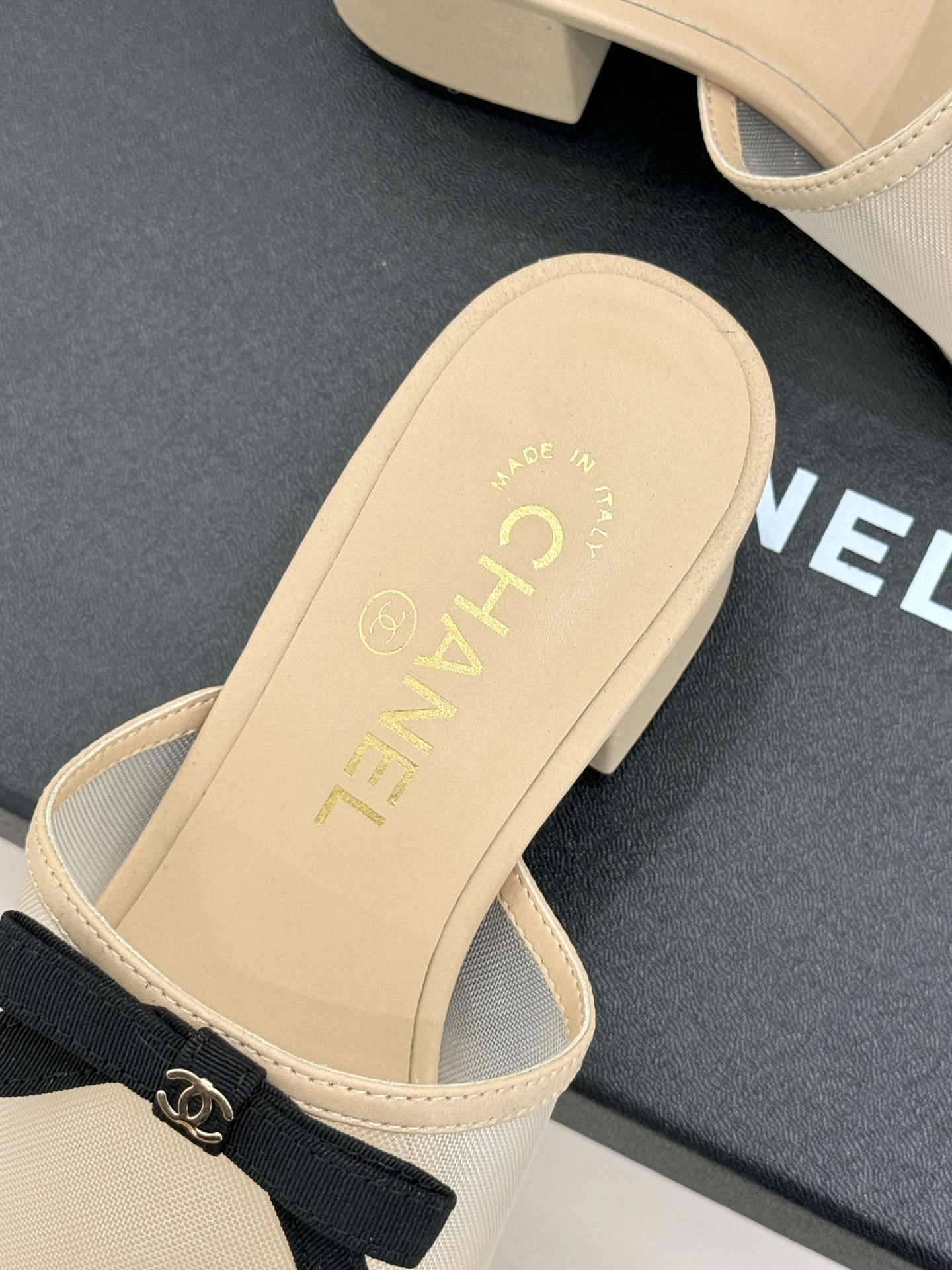 CHANE*｜小香26C新品网纱双C蝴蝶结拖鞋当小香经典符号邂逅26C夏日灵感这双拖鞋便成了奢雅与实穿的