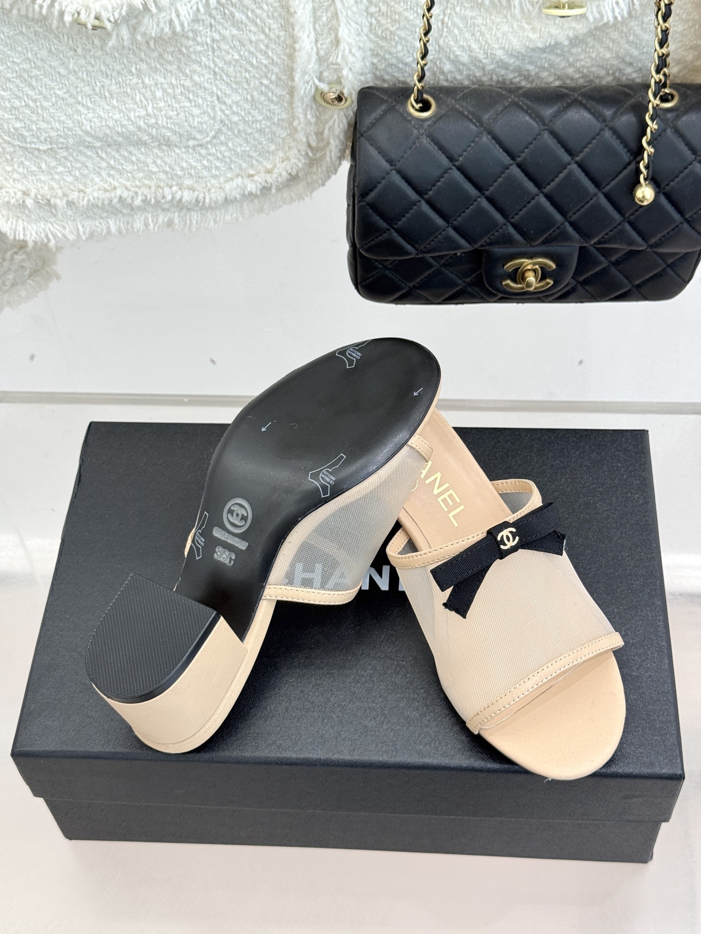 CHANE*｜小香26C新品网纱双C蝴蝶结拖鞋当小香经典符号邂逅26C夏日灵感这双拖鞋便成了奢雅与实穿的