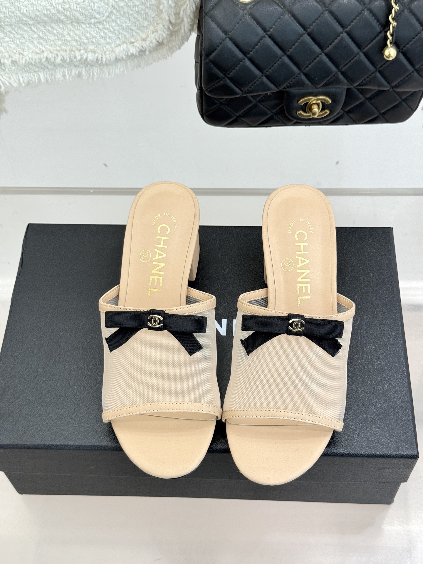 CHANE*｜小香26C新品网纱双C蝴蝶结拖鞋当小香经典符号邂逅26C夏日灵感这双拖鞋便成了奢雅与实穿的