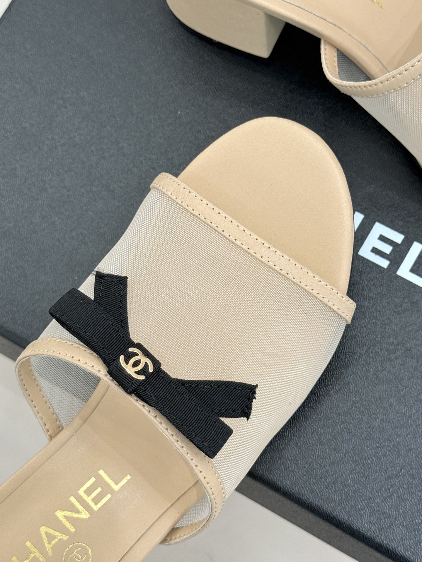 CHANE*｜小香26C新品网纱双C蝴蝶结拖鞋当小香经典符号邂逅26C夏日灵感这双拖鞋便成了奢雅与实穿的