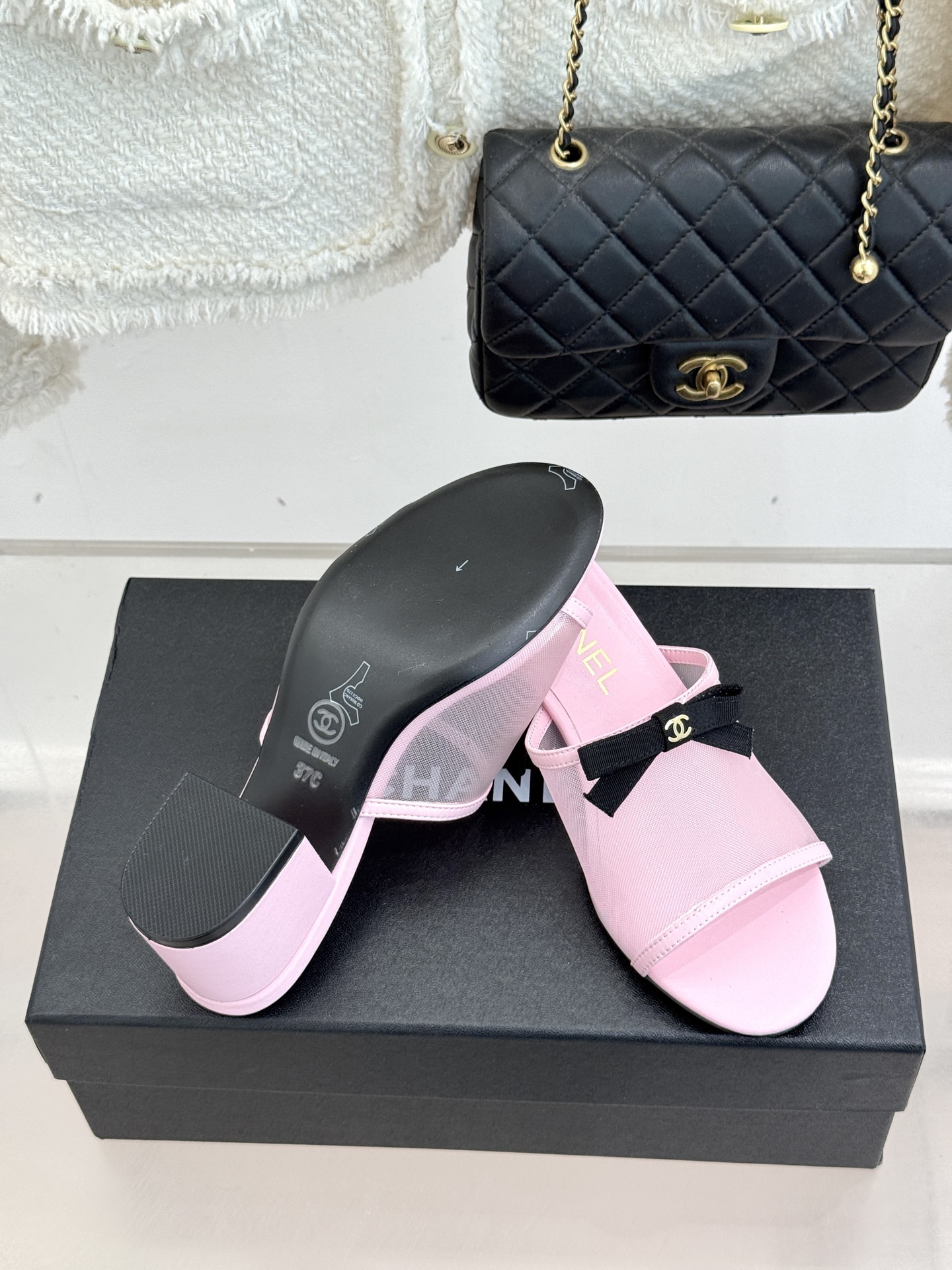 CHANE*｜小香26C新品网纱双C蝴蝶结拖鞋当小香经典符号邂逅26C夏日灵感这双拖鞋便成了奢雅与实穿的