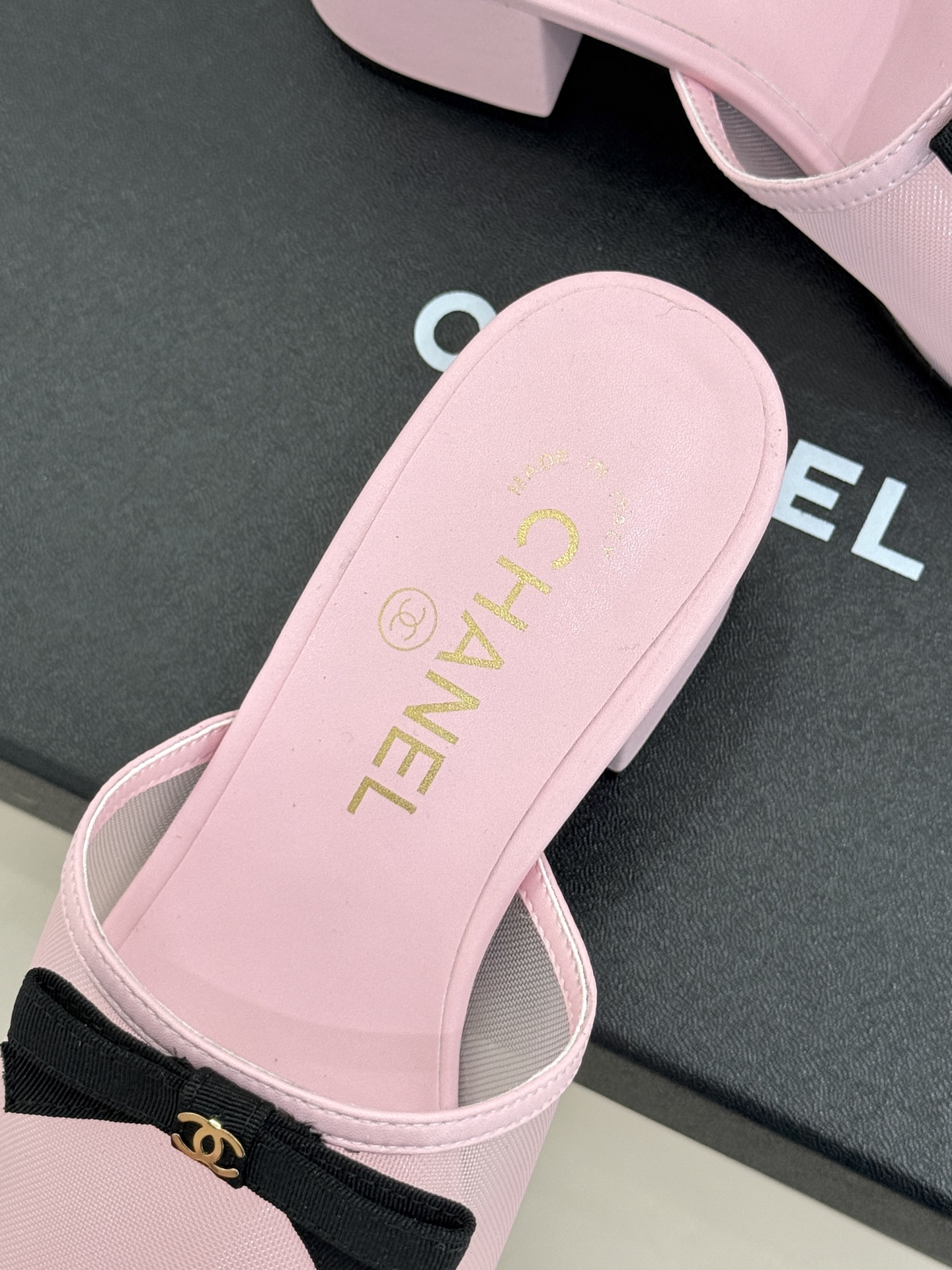 CHANE*｜小香26C新品网纱双C蝴蝶结拖鞋当小香经典符号邂逅26C夏日灵感这双拖鞋便成了奢雅与实穿的