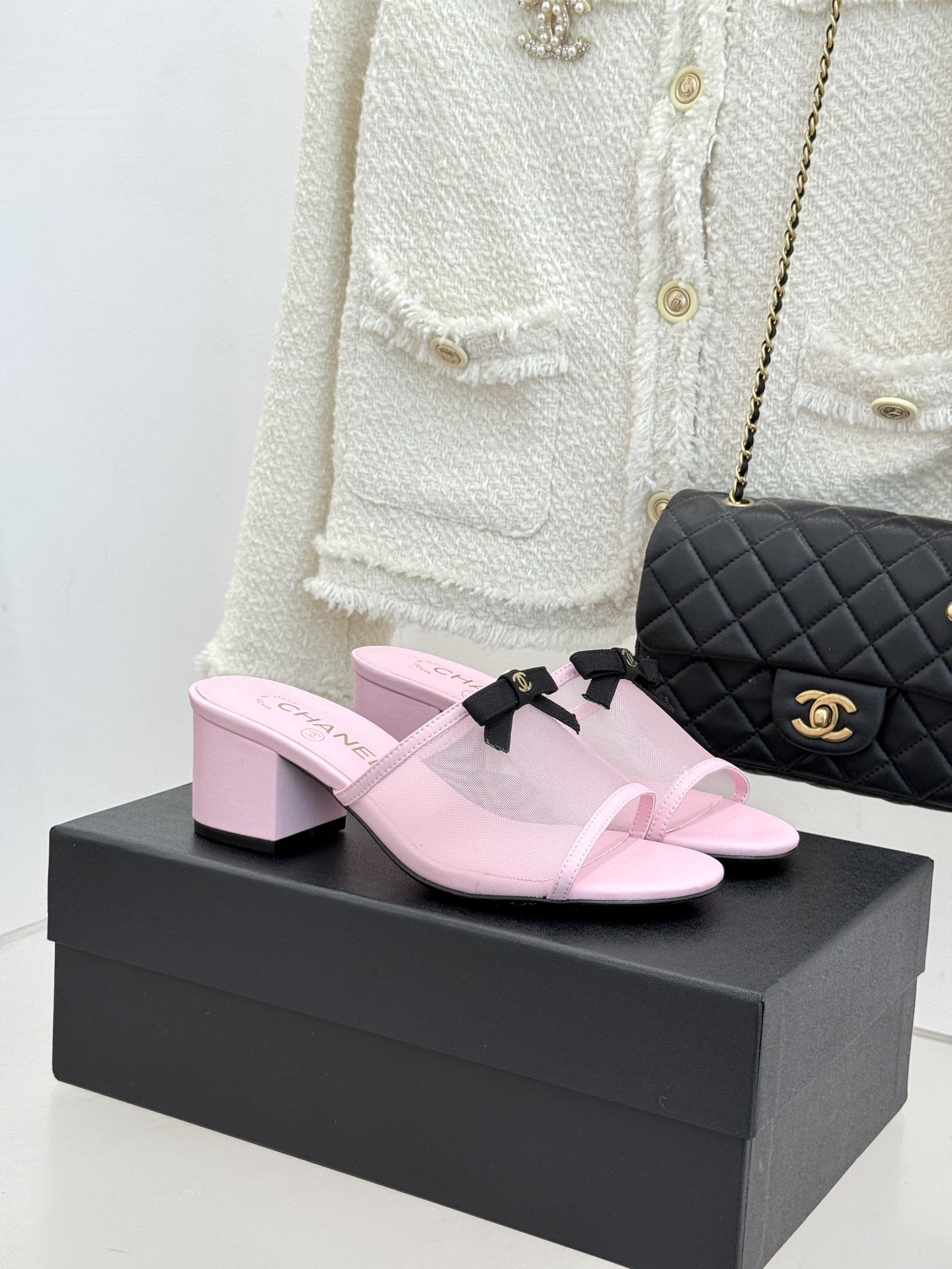 CHANE*｜小香26C新品网纱双C蝴蝶结拖鞋当小香经典符号邂逅26C夏日灵感这双拖鞋便成了奢雅与实穿的