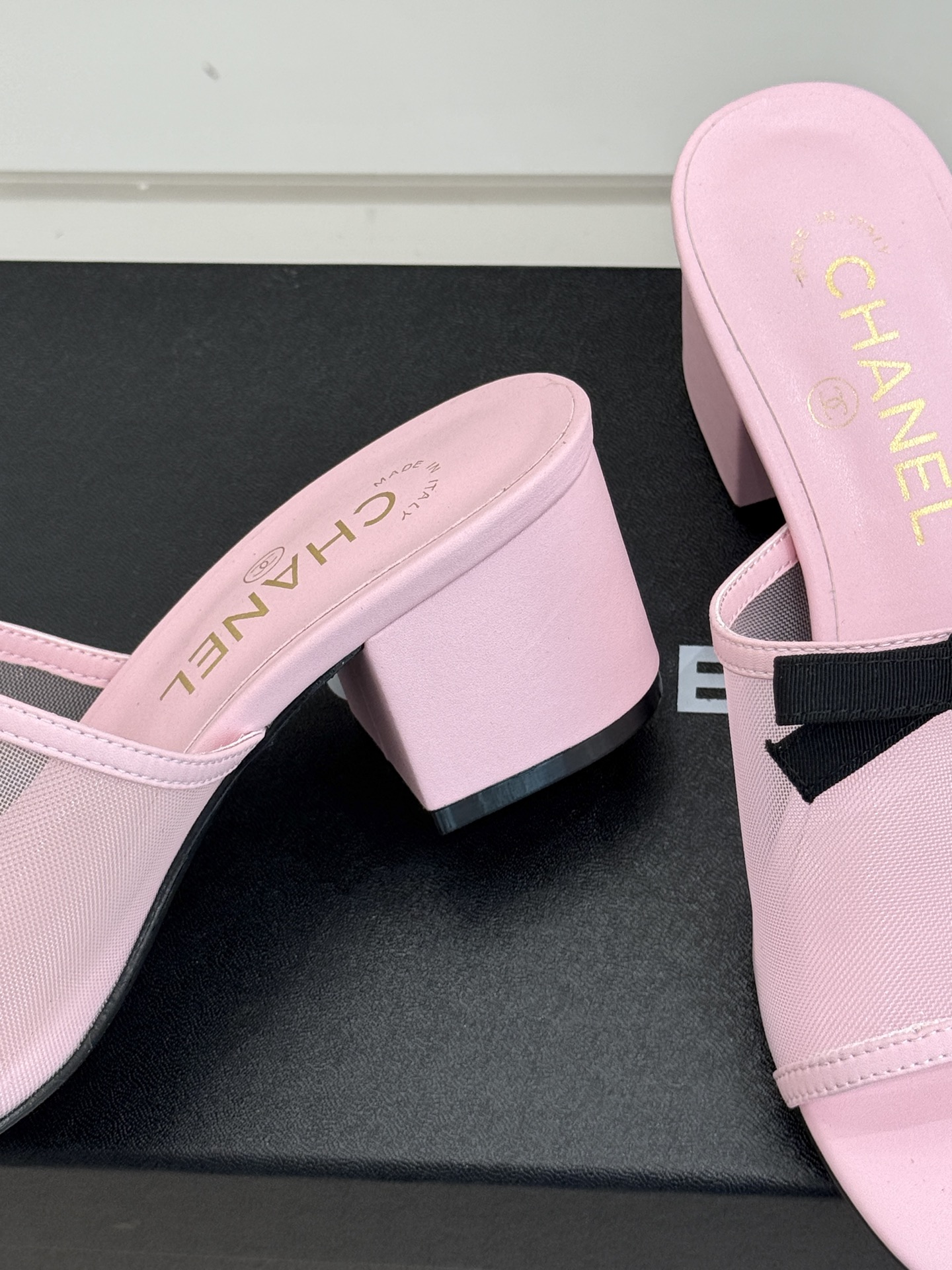 CHANE*｜小香26C新品网纱双C蝴蝶结拖鞋当小香经典符号邂逅26C夏日灵感这双拖鞋便成了奢雅与实穿的