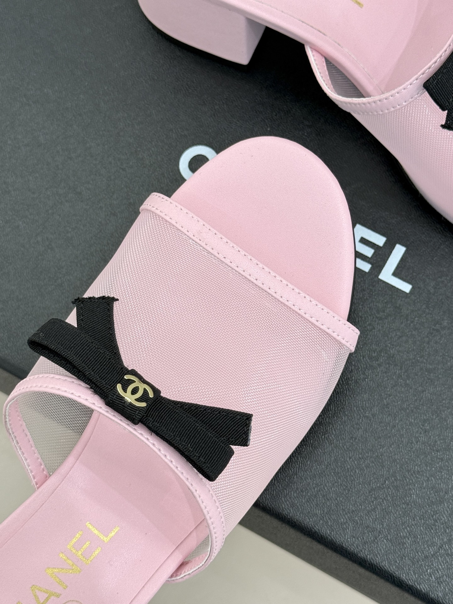 CHANE*｜小香26C新品网纱双C蝴蝶结拖鞋当小香经典符号邂逅26C夏日灵感这双拖鞋便成了奢雅与实穿的