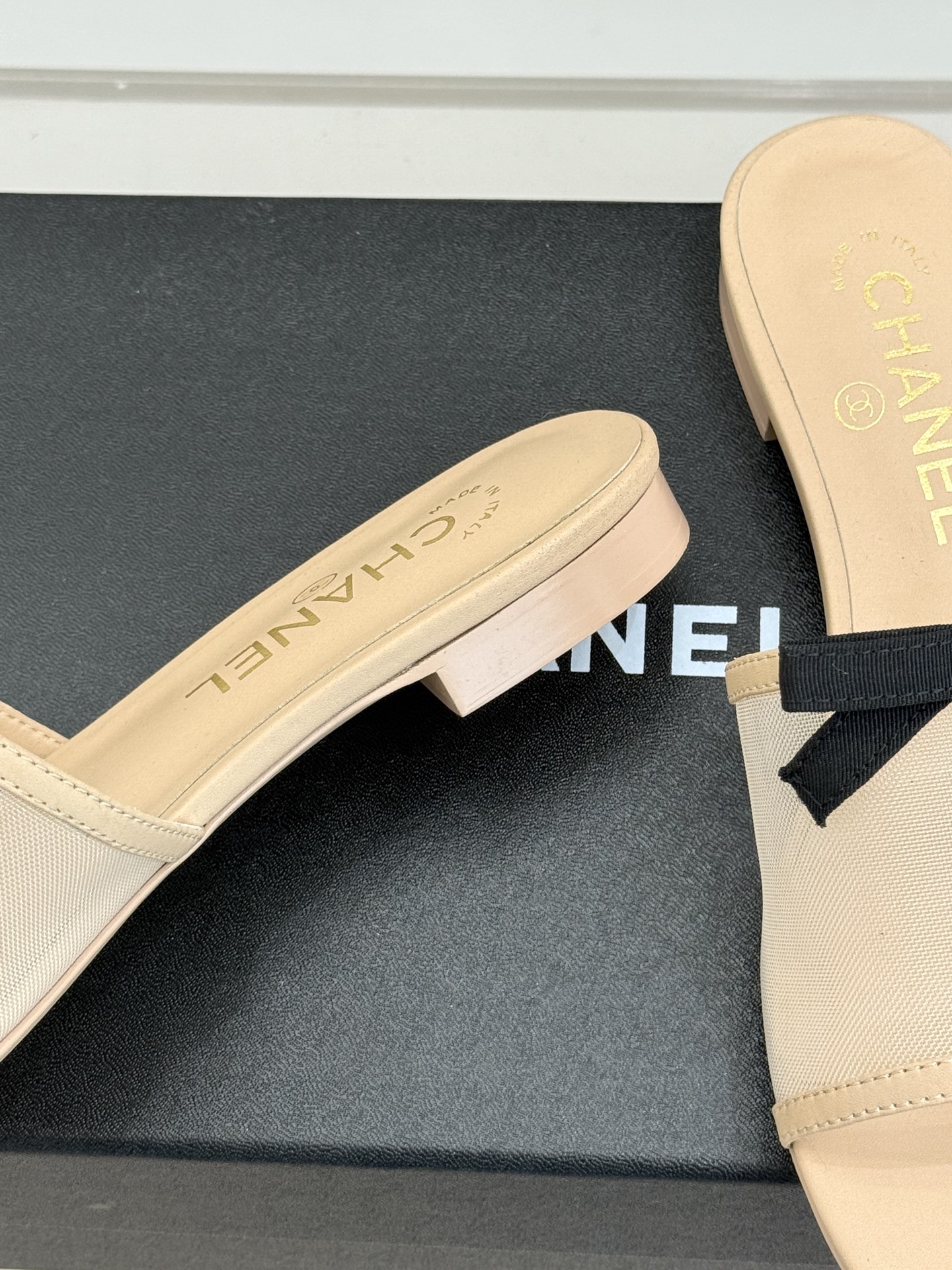 CHANE*｜小香26C新品网纱双C蝴蝶结拖鞋当小香经典符号邂逅26C夏日灵感这双拖鞋便成了奢雅与实穿的