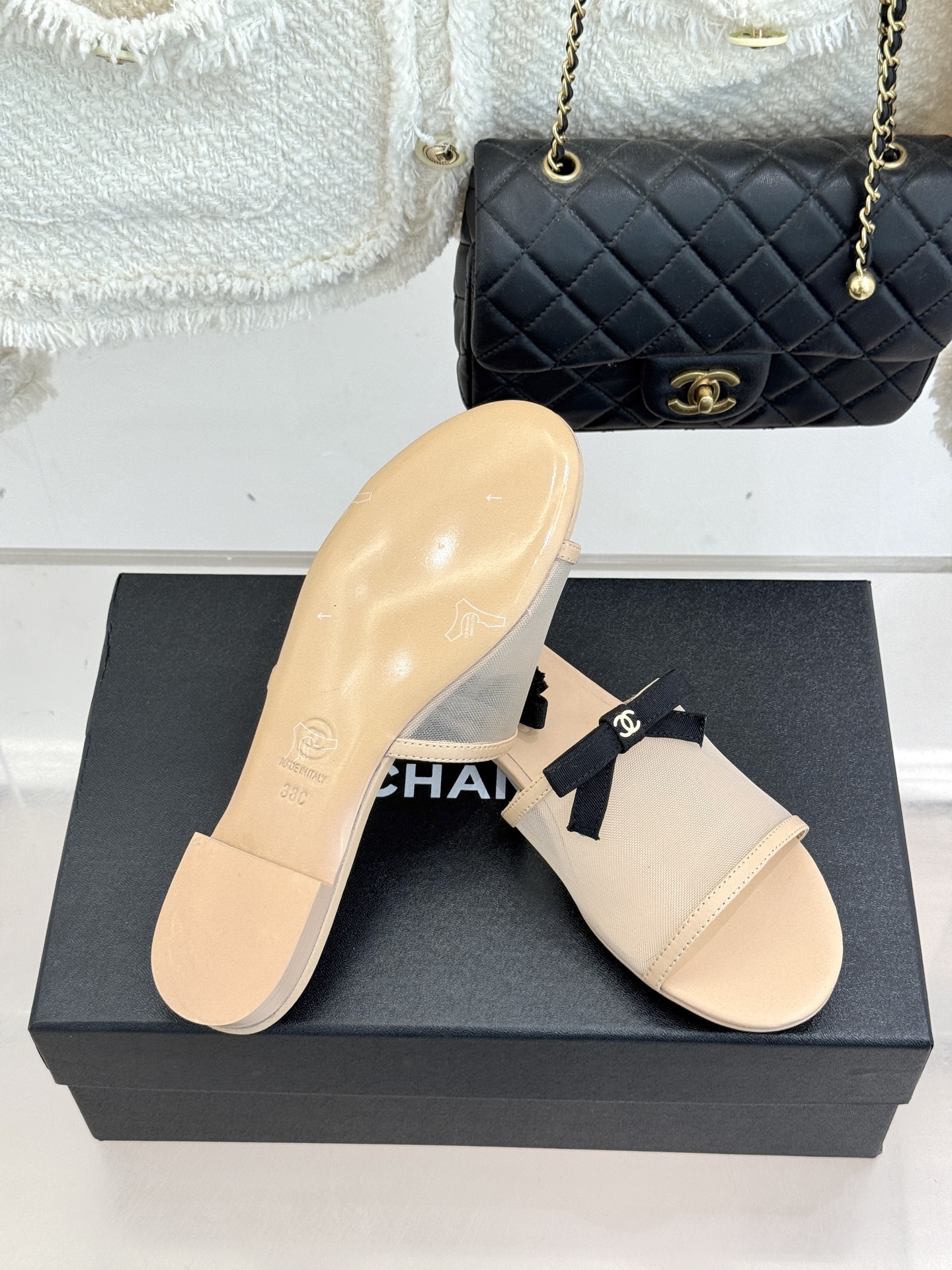 CHANE*｜小香26C新品网纱双C蝴蝶结拖鞋当小香经典符号邂逅26C夏日灵感这双拖鞋便成了奢雅与实穿的