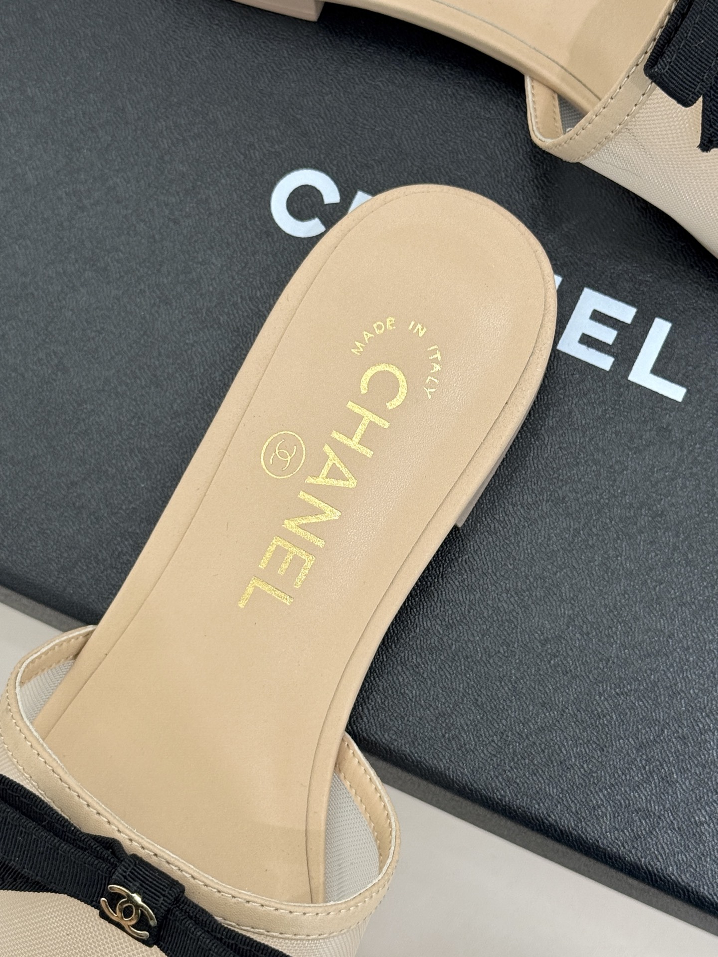CHANE*｜小香26C新品网纱双C蝴蝶结拖鞋当小香经典符号邂逅26C夏日灵感这双拖鞋便成了奢雅与实穿的