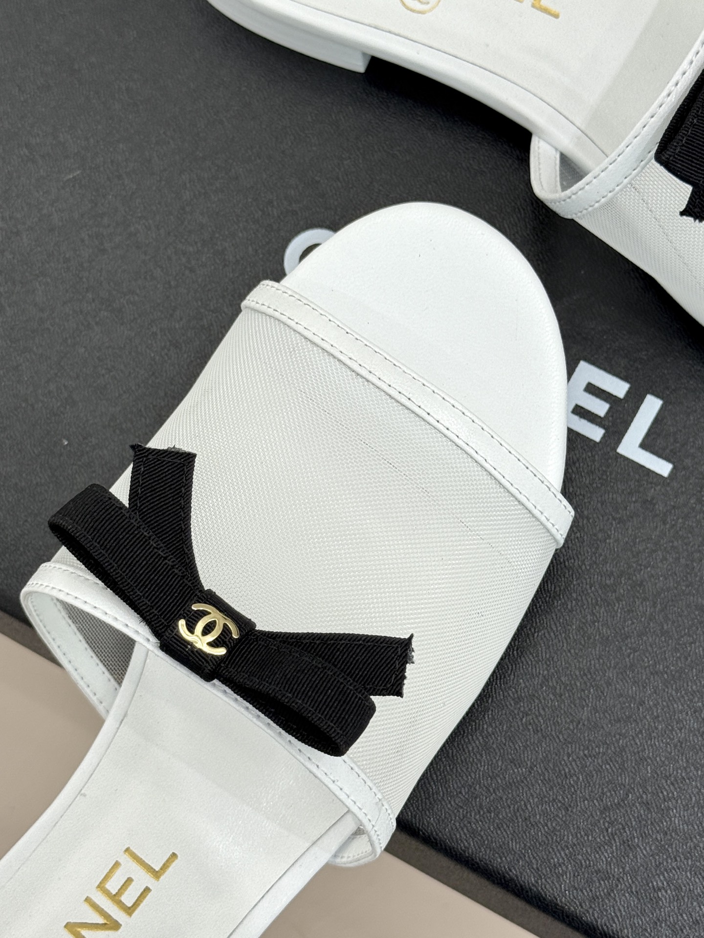 CHANE*｜小香26C新品网纱双C蝴蝶结拖鞋当小香经典符号邂逅26C夏日灵感这双拖鞋便成了奢雅与实穿的