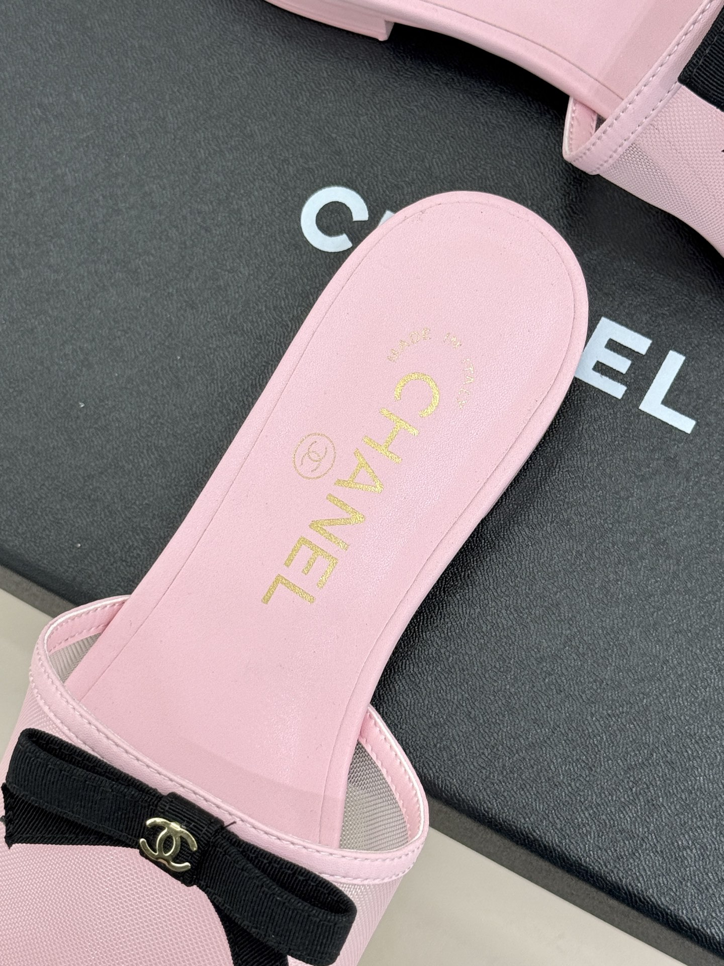 CHANE*｜小香26C新品网纱双C蝴蝶结拖鞋当小香经典符号邂逅26C夏日灵感这双拖鞋便成了奢雅与实穿的