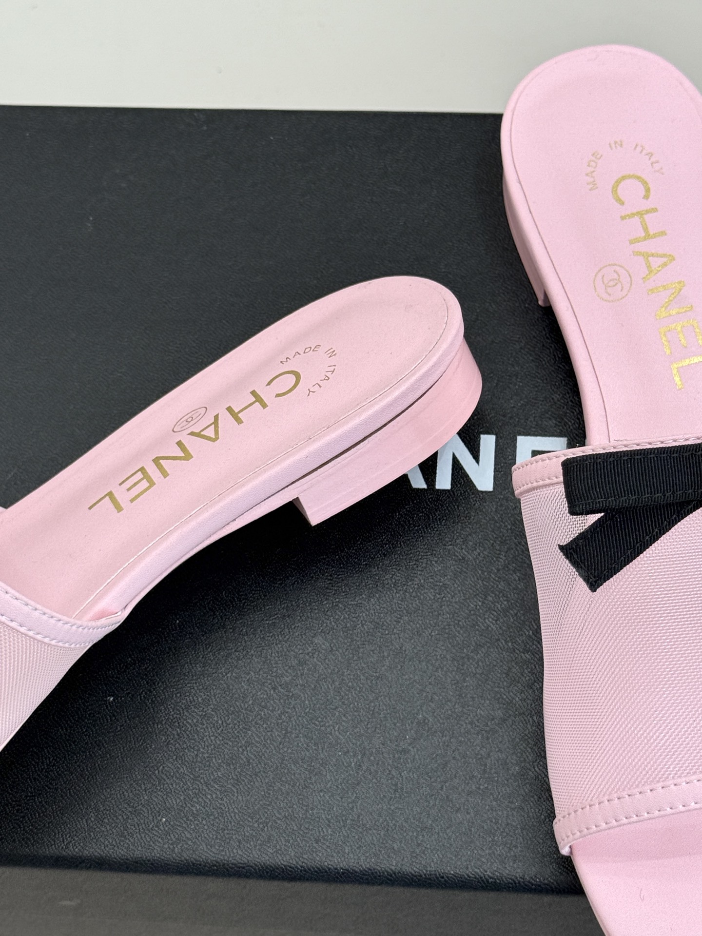 CHANE*｜小香26C新品网纱双C蝴蝶结拖鞋当小香经典符号邂逅26C夏日灵感这双拖鞋便成了奢雅与实穿的