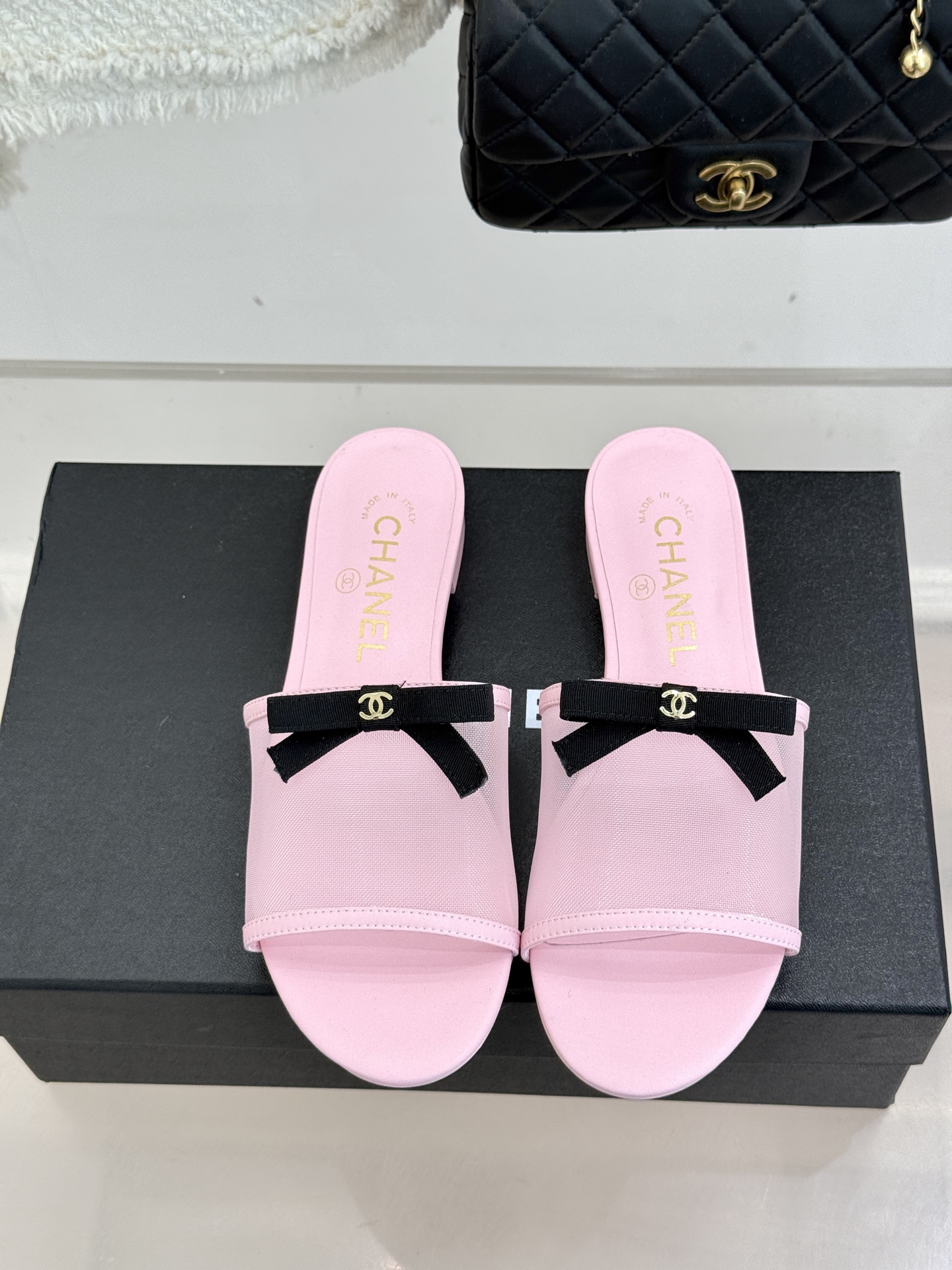 CHANE*｜小香26C新品网纱双C蝴蝶结拖鞋当小香经典符号邂逅26C夏日灵感这双拖鞋便成了奢雅与实穿的
