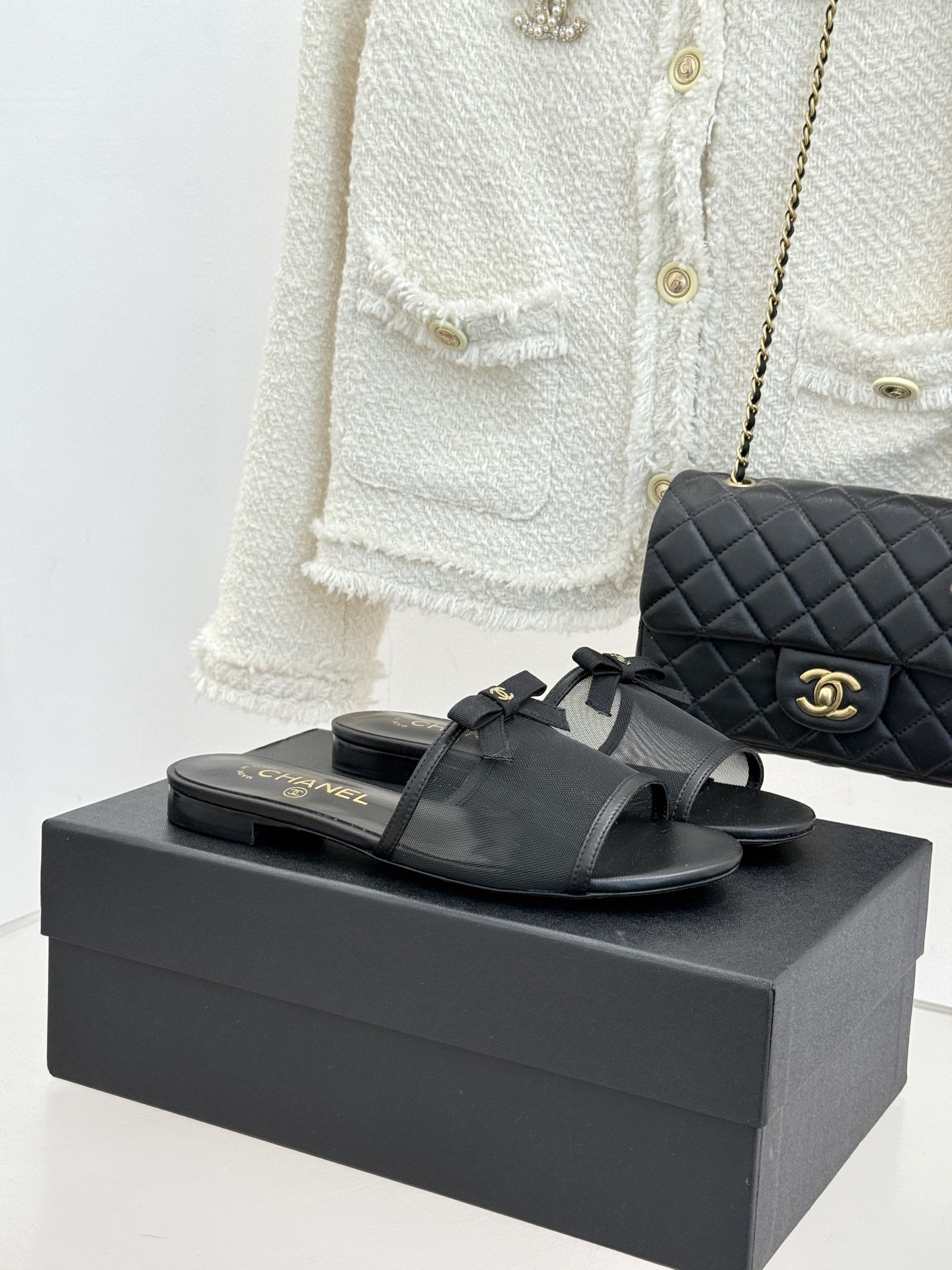 NO:705669,CHANE*｜Xiaoxiang 26C new product mesh double C bow slippers When Xiaoxiang's classic symbol meets 26C summer inspiration, this pair of slippers becomes the perfect balance of elegance and practicality. The transparent mesh has both stiff texture and soft touch, avoiding the pain point of easy snagging of tulle. It is more durable and high-end for daily wear. The bow on the shoe body and the double C logo form a golden ratio. The logo is not stacked directly, but integrated into the center of the bow.  The collision of metallic texture and satin texture not only echoes the brand's century-old genes, but is both low-key and luxurious. Whether it is worn with a French tea break skirt for afternoon tea or with wide-leg pants to create a relaxed commuting style, it can interpret Chane*-style effortless fashion with a sweet and luxurious style. The fabric is made of original customized materials, and the lining is made of sheepskin. The leather outsole imported from Italy  size35-39 (40/41 customized), slippers, chanel, slippers, skirts, sheepskin, gold, Leather soles19860909CHANE*｜小香26C新品网纱双C 蝴蝶结拖鞋 当小香经典符号邂逅26C夏日灵感 这双拖鞋便成了奢雅与实穿的完美平衡. 通透网纱兼具挺括质感与柔软触感 避免了薄纱易勾丝的痛点 日常穿着更显耐用高级 鞋身蝴蝶结与双C徽标形成黄金配比 徽标并非直白堆砌 而是融入蝴蝶结中心 以金属质感与缎面肌理形成碰撞 既呼应品牌百年基因 既低调又奢华 无论是搭配法式茶歇裙赴下午茶 还是与阔腿裤打造松弛通勤风 都能以甜奢不张扬的格调 诠释Chane*式的不费力时髦. 面料采用原版定制材质 内里踮脚均为羊皮 意大利进口真皮大底 size35-39（40/41定制）,拖鞋,chanel,slippers,skirts,sheepskin,gold,Leather soles,Women's Shoes