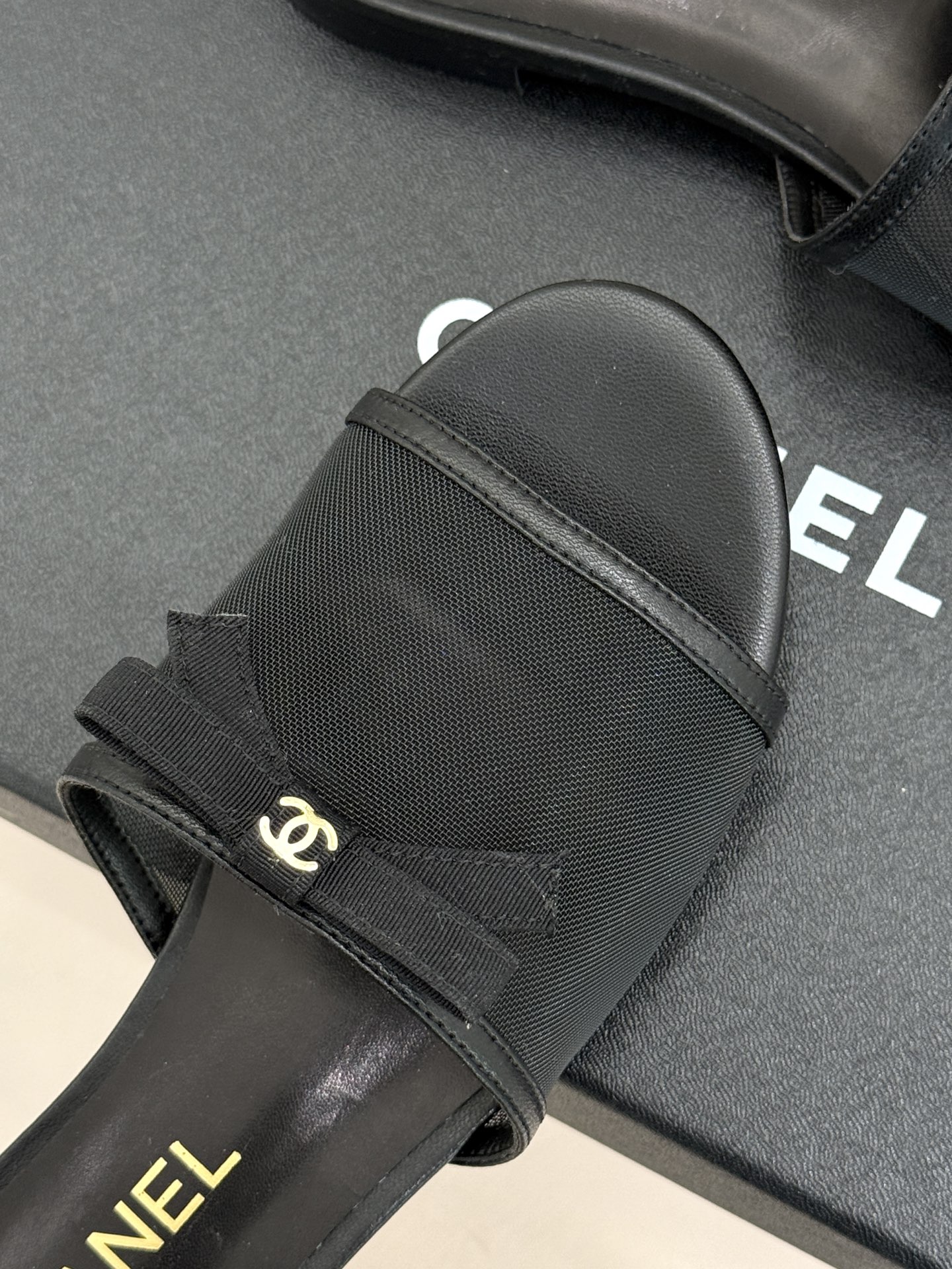 CHANE*｜小香26C新品网纱双C蝴蝶结拖鞋当小香经典符号邂逅26C夏日灵感这双拖鞋便成了奢雅与实穿的