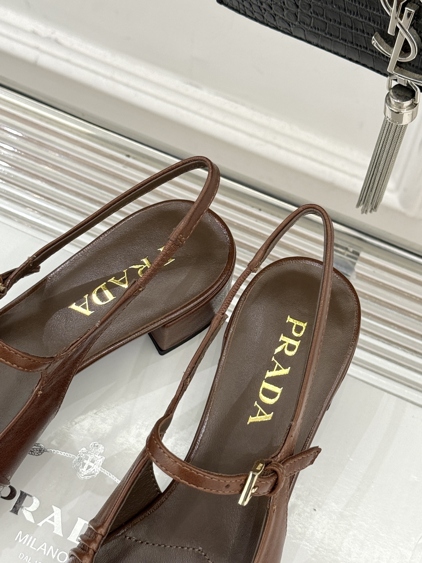 （下单注明：配飞机盒＋10）Prada/普拉达26WF早春新品复古三角标褶皱粗跟玛丽珍鞋当米兰1913的