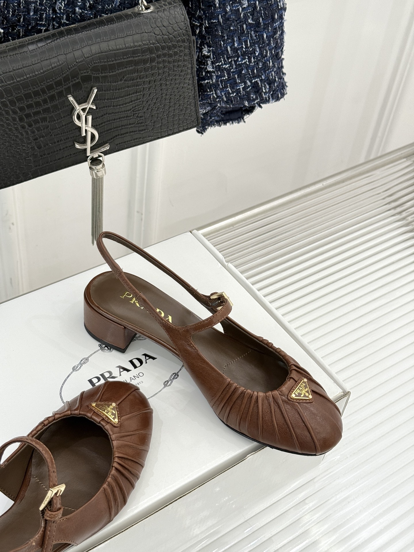 （下单注明：配飞机盒＋10）Prada/普拉达26WF早春新品复古三角标褶皱粗跟玛丽珍鞋当米兰1913的