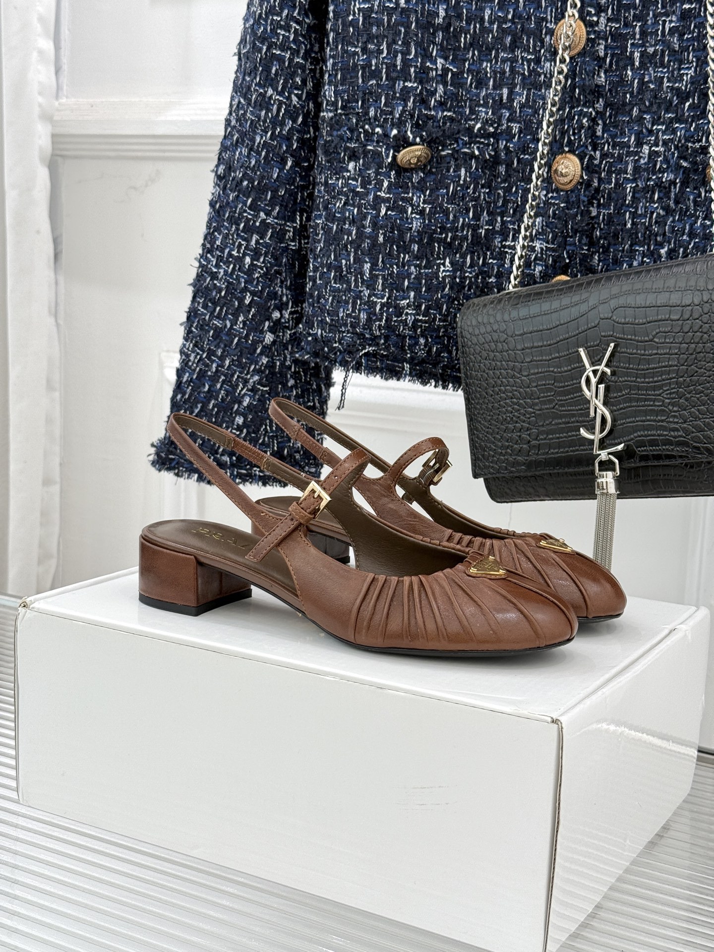 （下单注明：配飞机盒＋10）Prada/普拉达26WF早春新品复古三角标褶皱粗跟玛丽珍鞋当米兰1913的