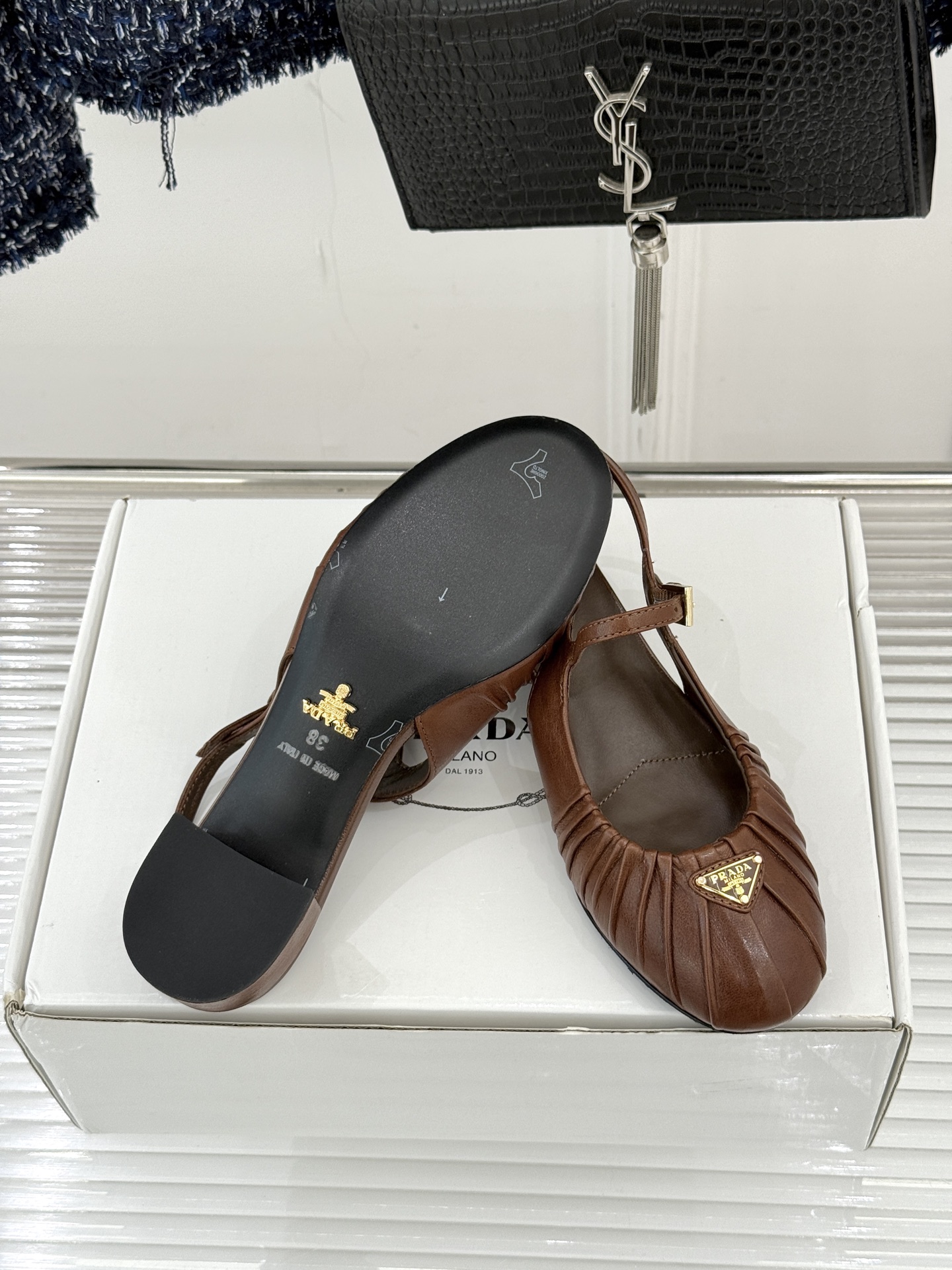 （下单注明：配飞机盒＋10）Prada/普拉达26WF早春新品复古三角标褶皱粗跟玛丽珍鞋当米兰1913的