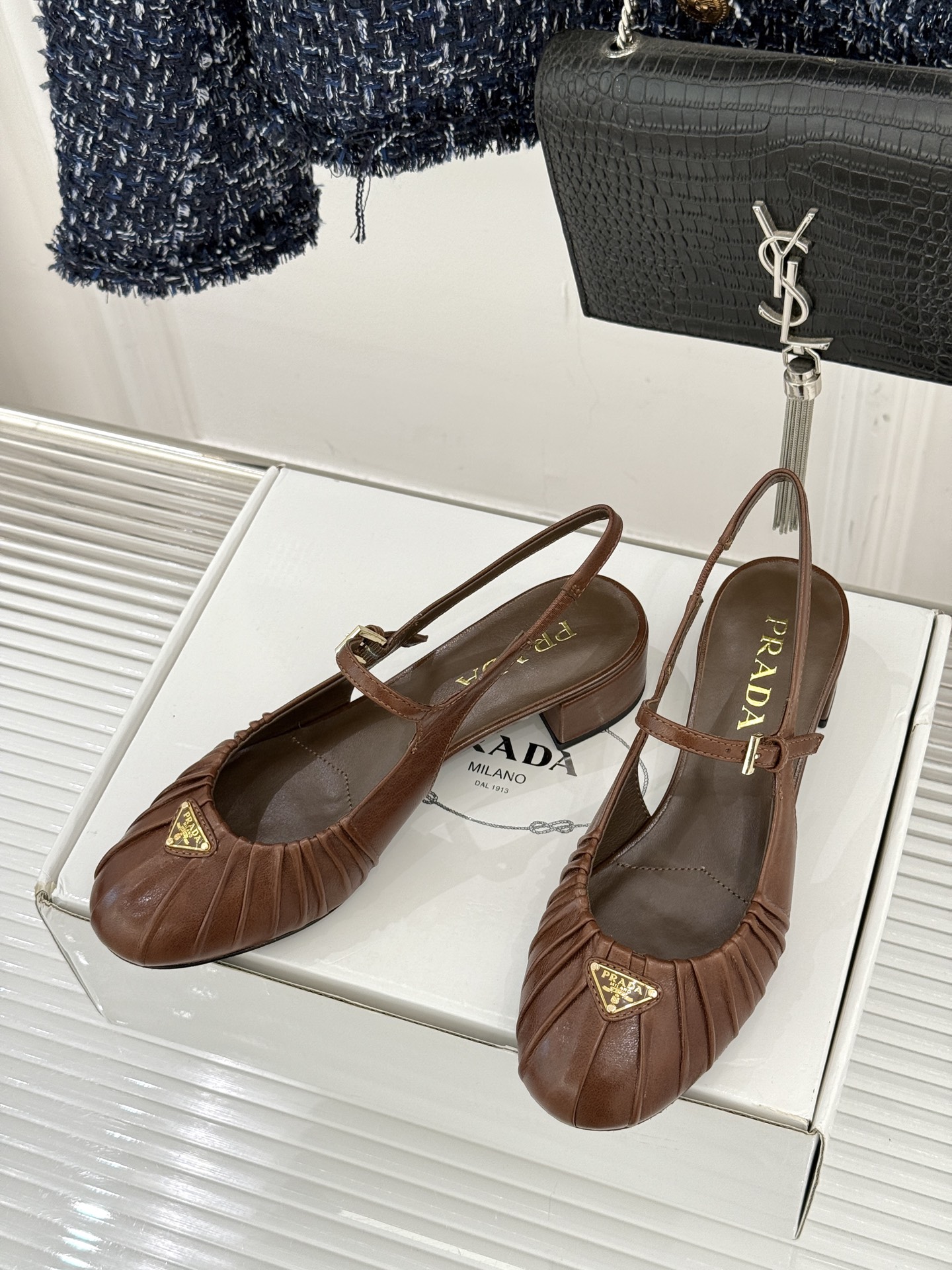 （下单注明：配飞机盒＋10）Prada/普拉达26WF早春新品复古三角标褶皱粗跟玛丽珍鞋当米兰1913的