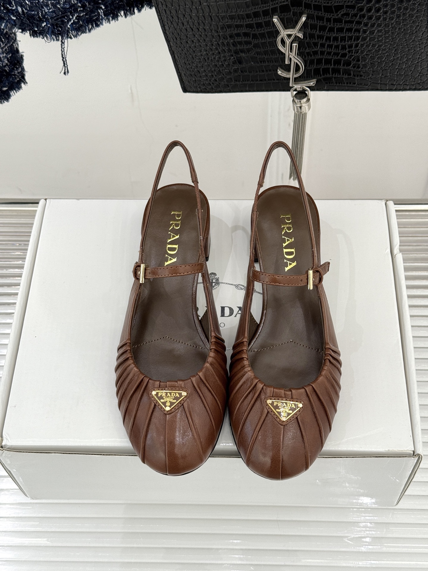 （下单注明：配飞机盒＋10）Prada/普拉达26WF早春新品复古三角标褶皱粗跟玛丽珍鞋当米兰1913的