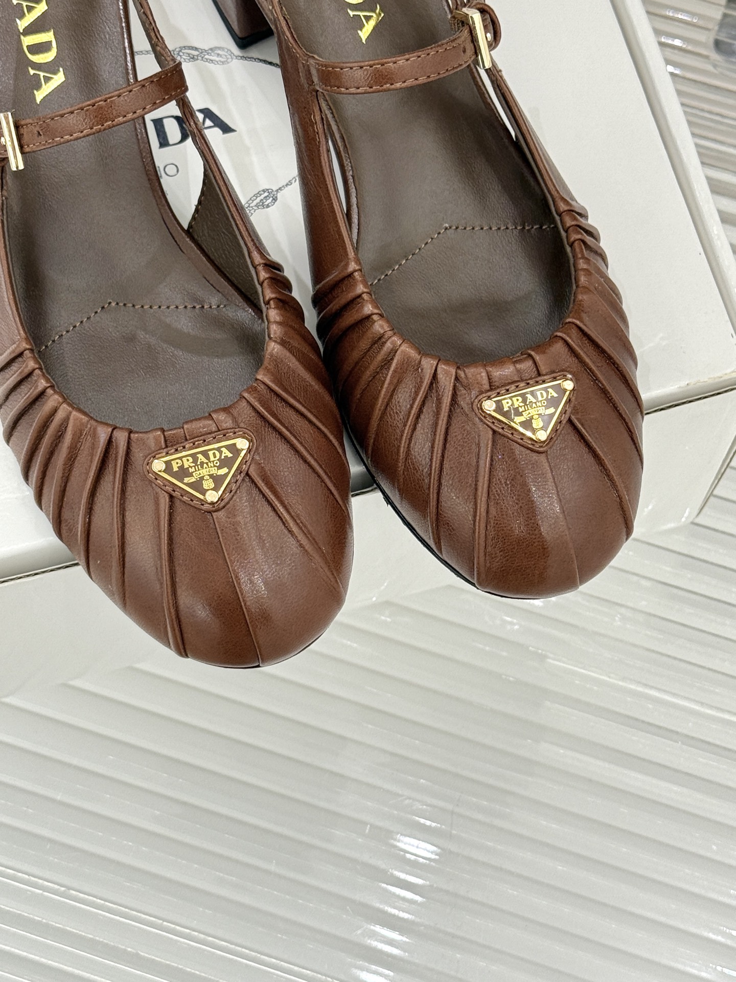 （下单注明：配飞机盒＋10）Prada/普拉达26WF早春新品复古三角标褶皱粗跟玛丽珍鞋当米兰1913的