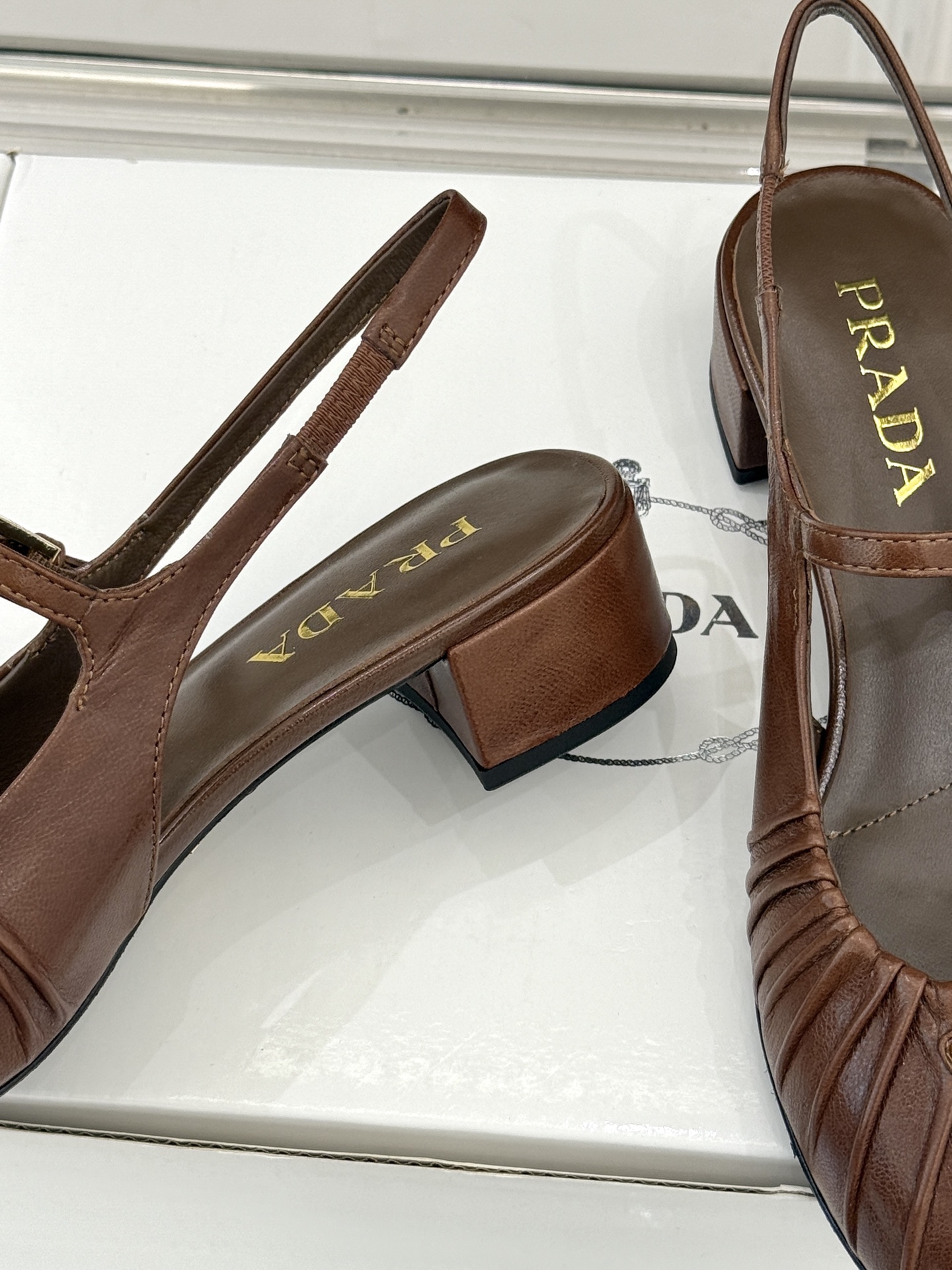 （下单注明：配飞机盒＋10）Prada/普拉达26WF早春新品复古三角标褶皱粗跟玛丽珍鞋当米兰1913的