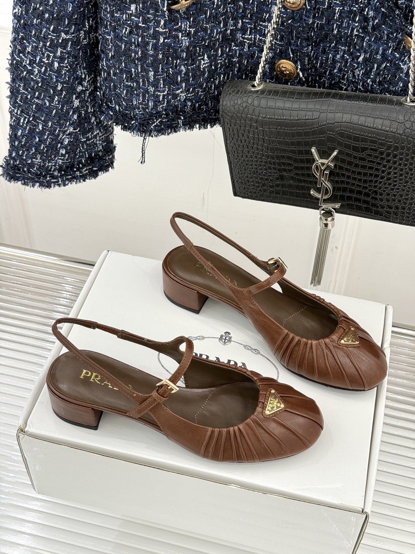 （下单注明：配飞机盒＋10）Prada/普拉达26WF早春新品复古三角标褶皱粗跟玛丽珍鞋当米兰1913的