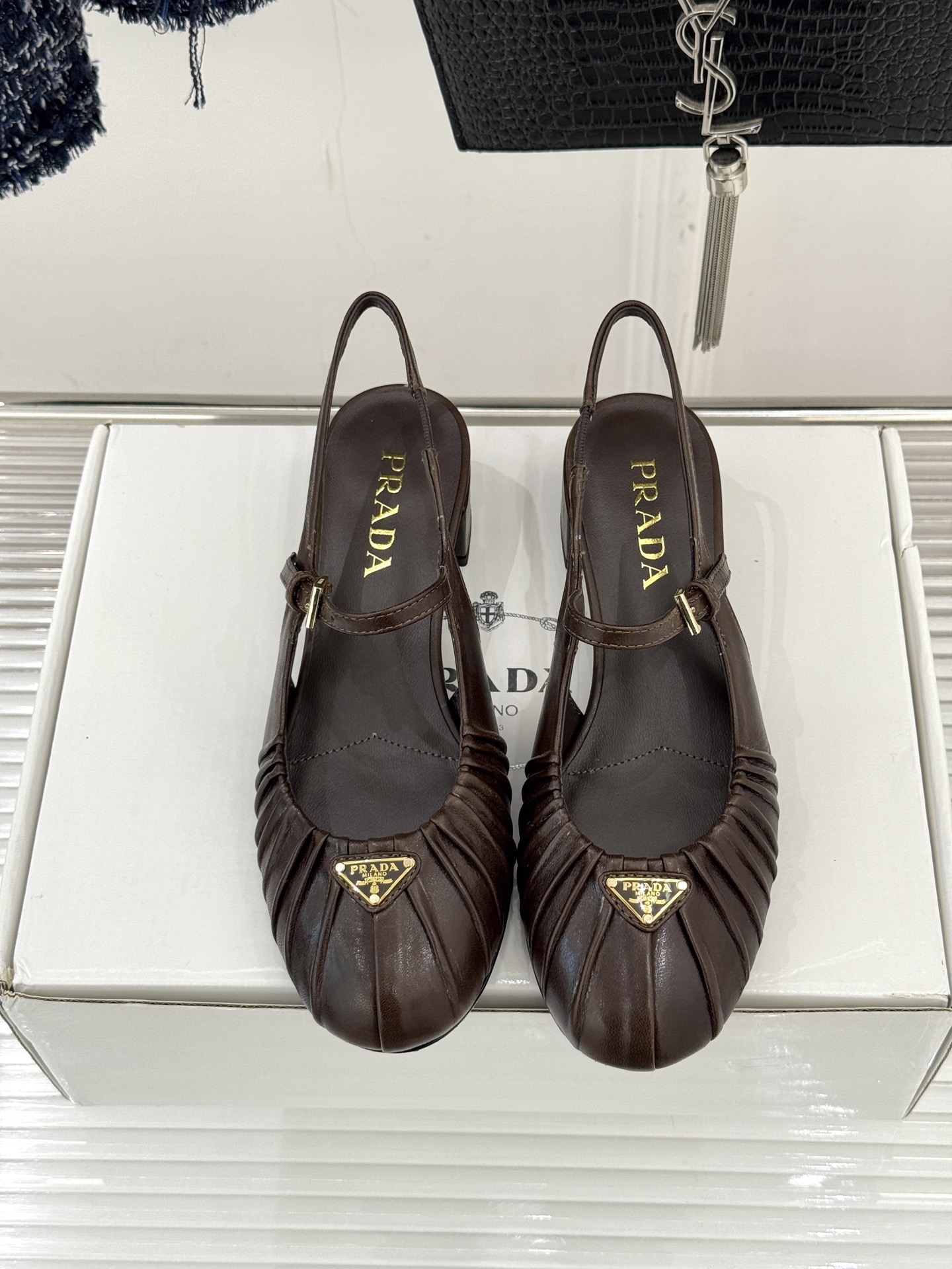 （下单注明：配飞机盒＋10）Prada/普拉达26WF早春新品复古三角标褶皱粗跟玛丽珍鞋当米兰1913的