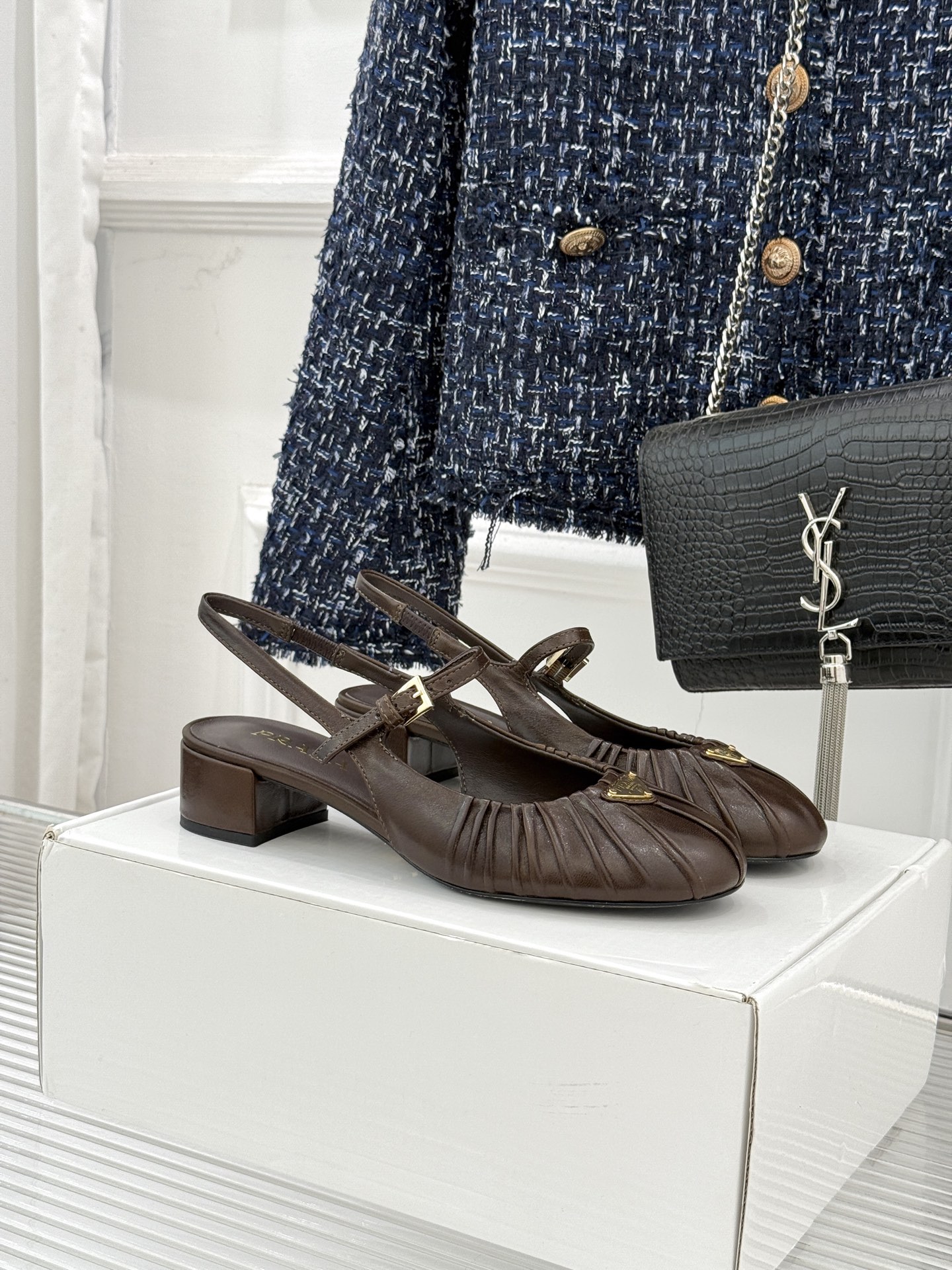 （下单注明：配飞机盒＋10）Prada/普拉达26WF早春新品复古三角标褶皱粗跟玛丽珍鞋当米兰1913的