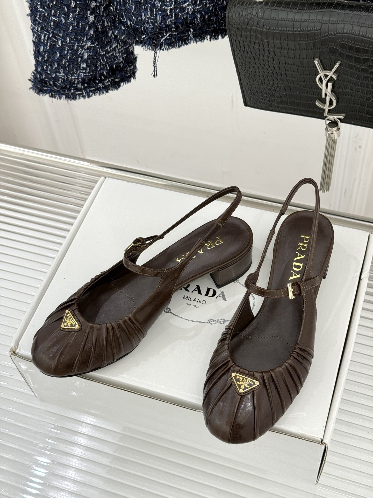 （下单注明：配飞机盒＋10）Prada/普拉达26WF早春新品复古三角标褶皱粗跟玛丽珍鞋当米兰1913的