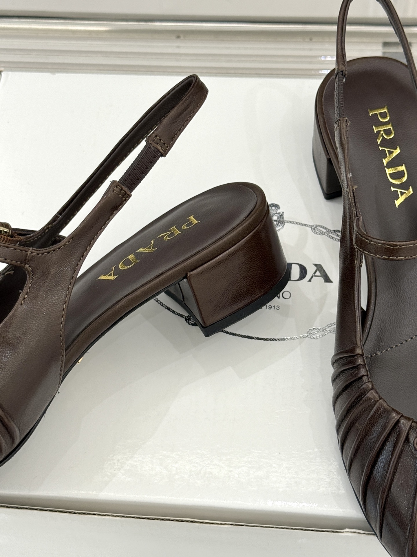 （下单注明：配飞机盒＋10）Prada/普拉达26WF早春新品复古三角标褶皱粗跟玛丽珍鞋当米兰1913的