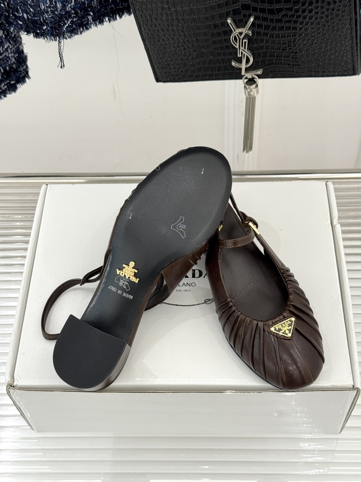 （下单注明：配飞机盒＋10）Prada/普拉达26WF早春新品复古三角标褶皱粗跟玛丽珍鞋当米兰1913的