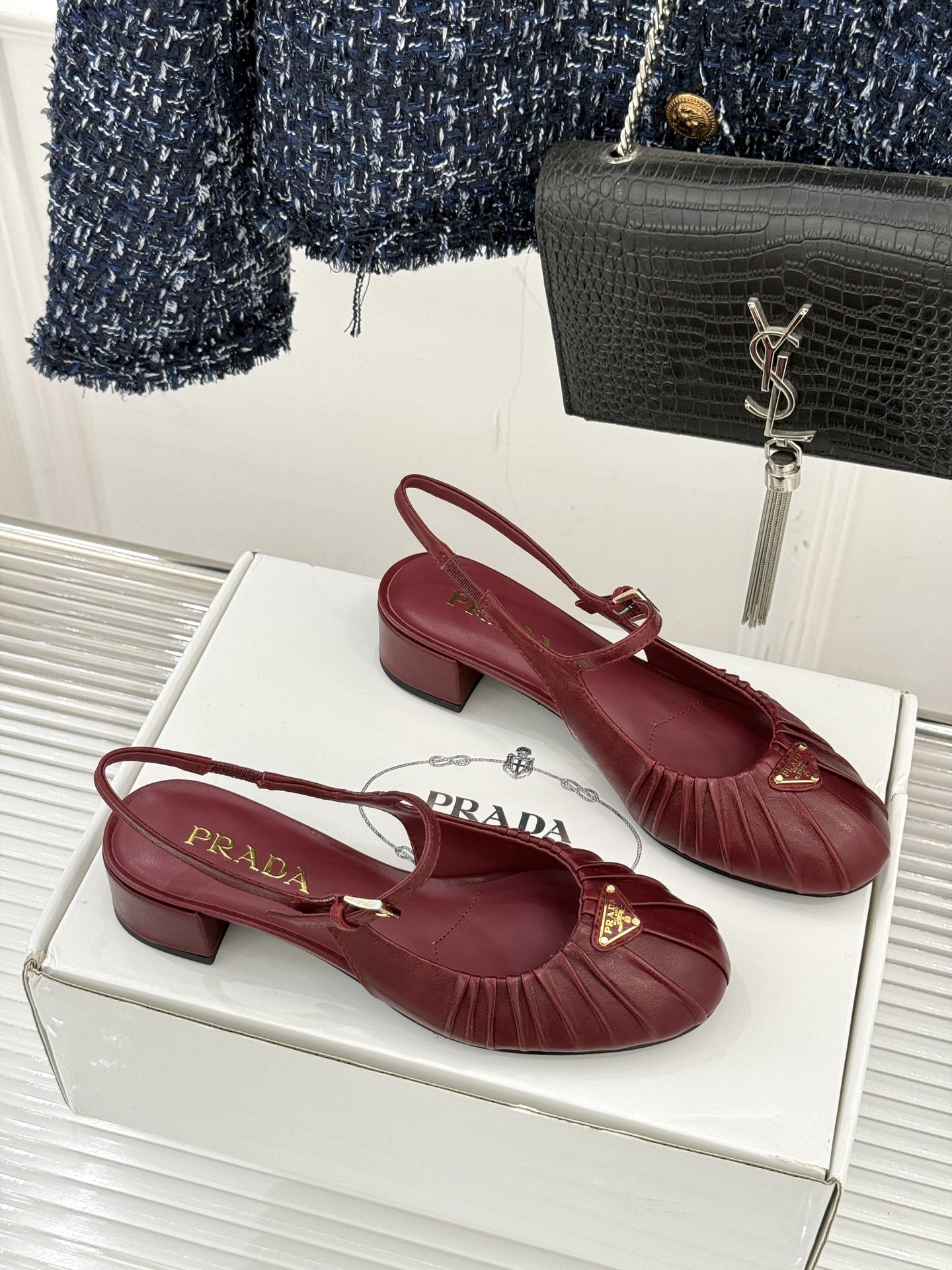 （下单注明：配飞机盒＋10）Prada/普拉达26WF早春新品复古三角标褶皱粗跟玛丽珍鞋当米兰1913的