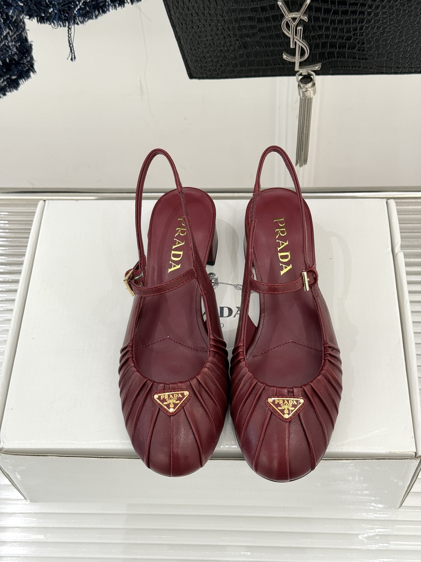 （下单注明：配飞机盒＋10）Prada/普拉达26WF早春新品复古三角标褶皱粗跟玛丽珍鞋当米兰1913的