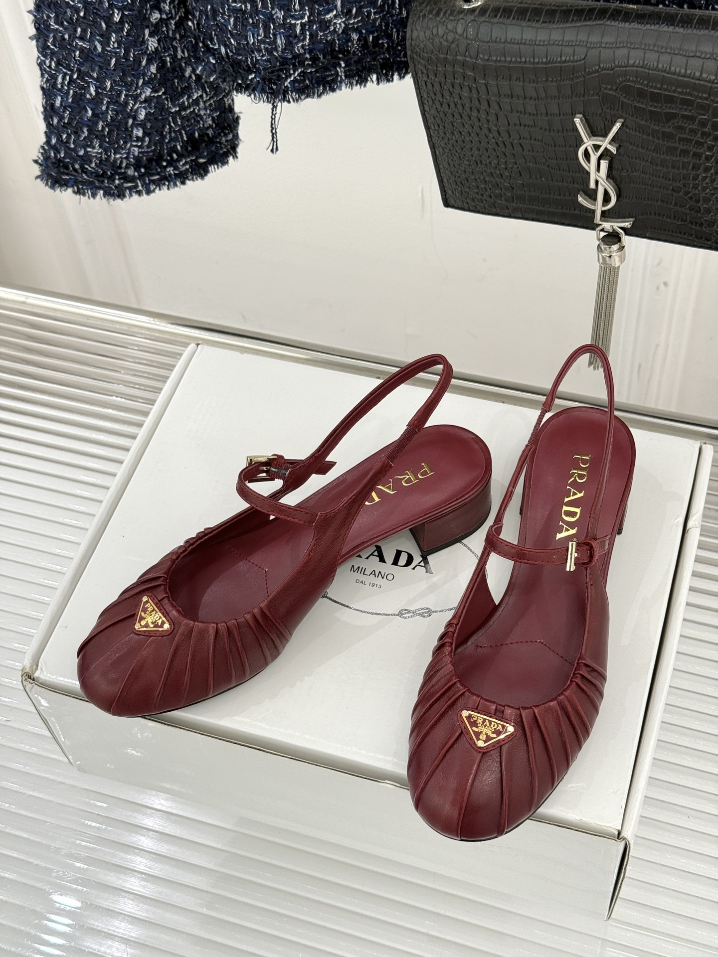 （下单注明：配飞机盒＋10）Prada/普拉达26WF早春新品复古三角标褶皱粗跟玛丽珍鞋当米兰1913的
