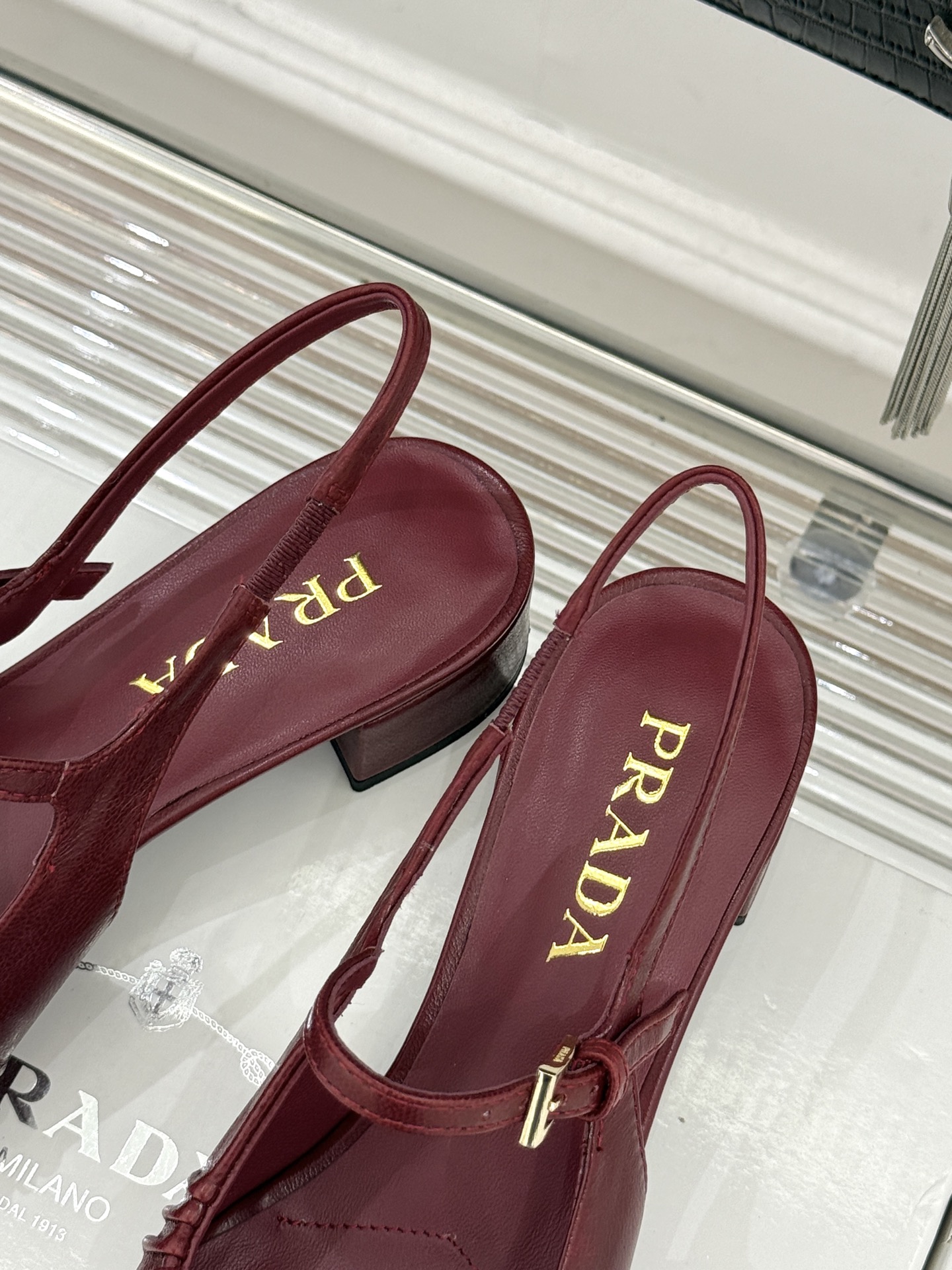 （下单注明：配飞机盒＋10）Prada/普拉达26WF早春新品复古三角标褶皱粗跟玛丽珍鞋当米兰1913的