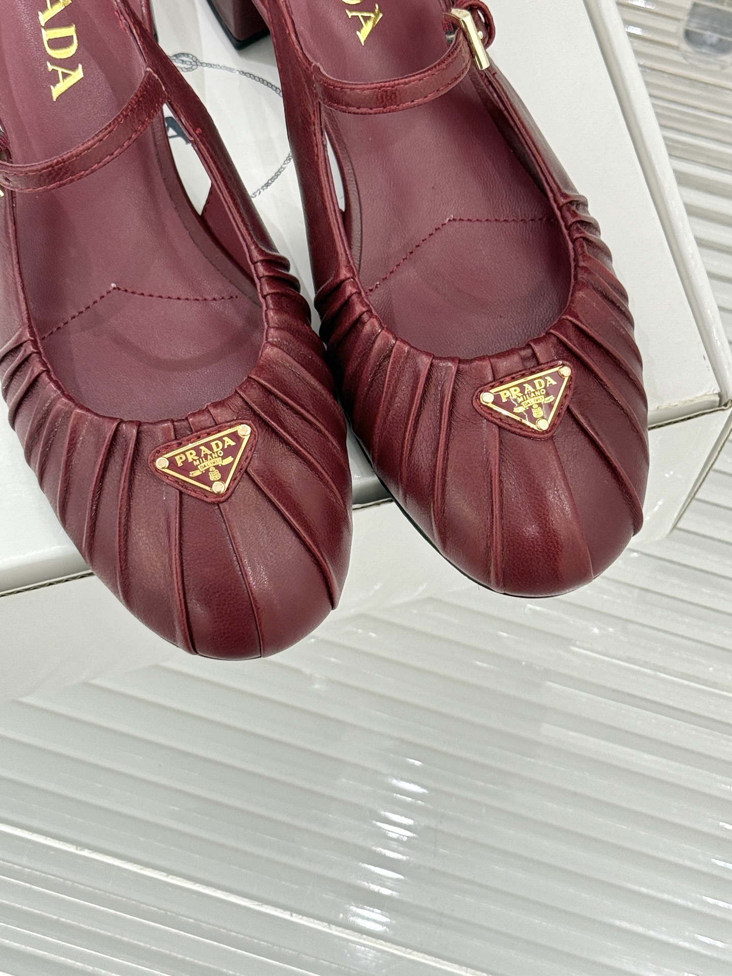 （下单注明：配飞机盒＋10）Prada/普拉达26WF早春新品复古三角标褶皱粗跟玛丽珍鞋当米兰1913的
