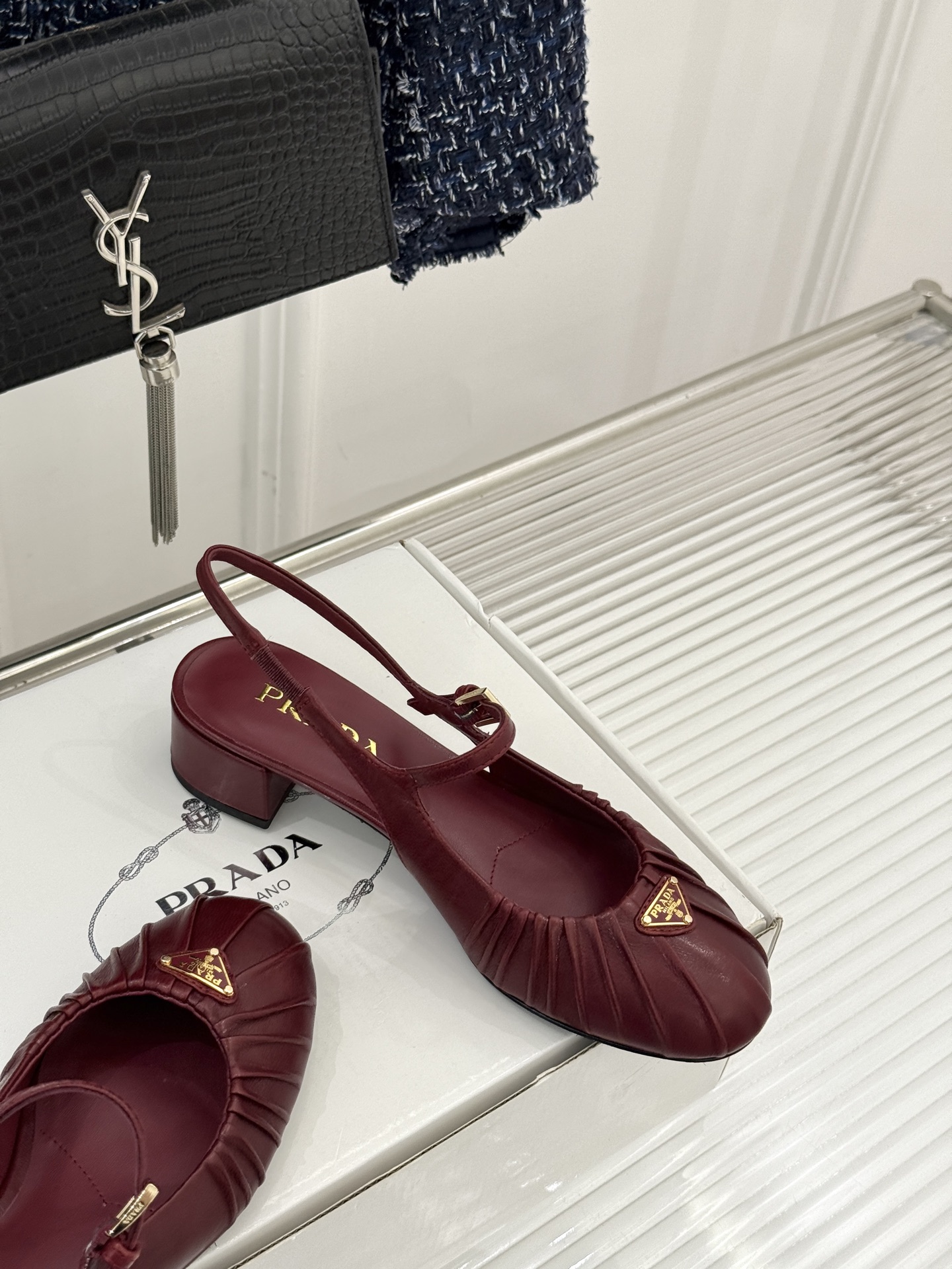 （下单注明：配飞机盒＋10）Prada/普拉达26WF早春新品复古三角标褶皱粗跟玛丽珍鞋当米兰1913的