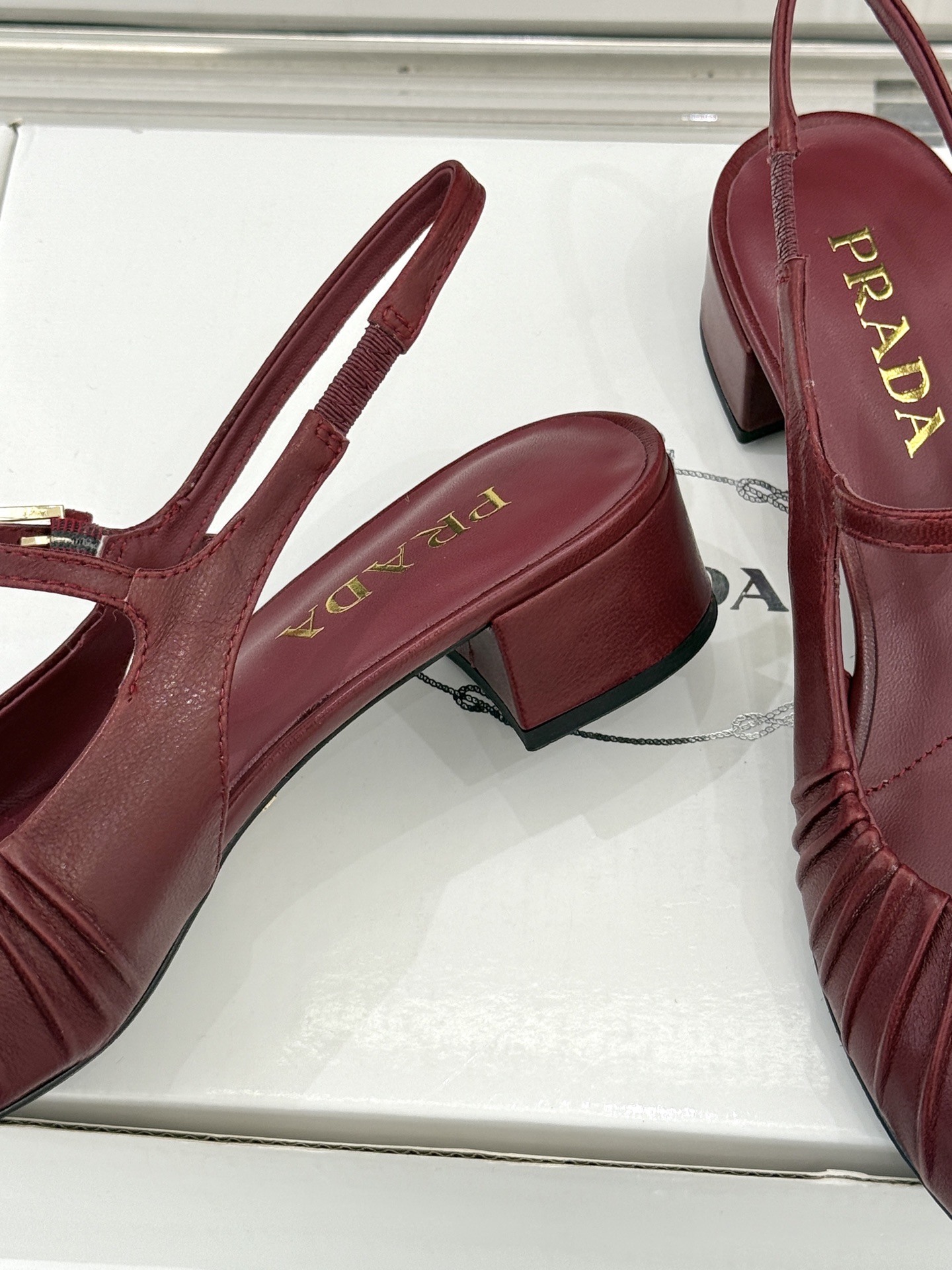 （下单注明：配飞机盒＋10）Prada/普拉达26WF早春新品复古三角标褶皱粗跟玛丽珍鞋当米兰1913的