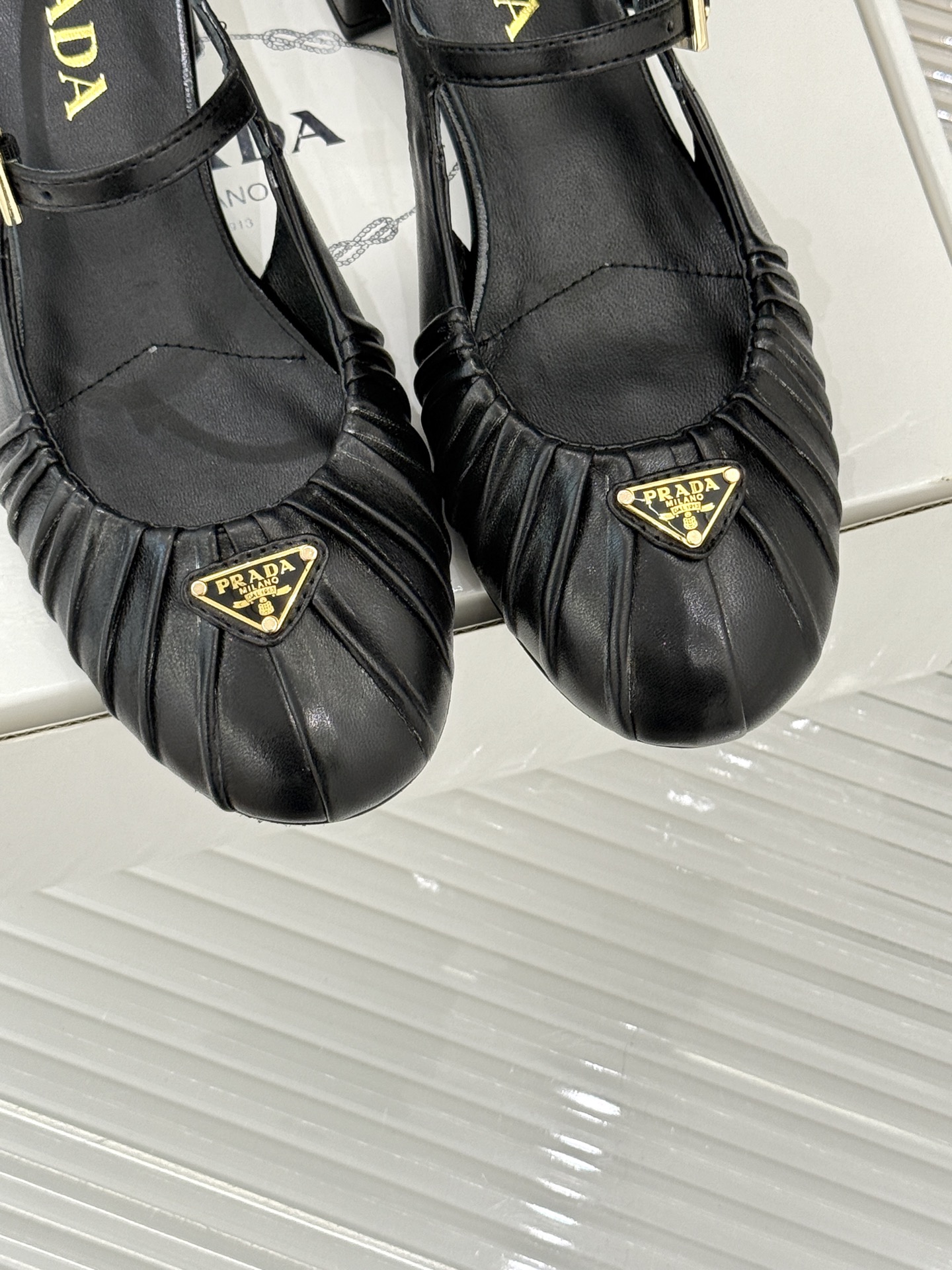 （下单注明：配飞机盒＋10）Prada/普拉达26WF早春新品复古三角标褶皱粗跟玛丽珍鞋当米兰1913的