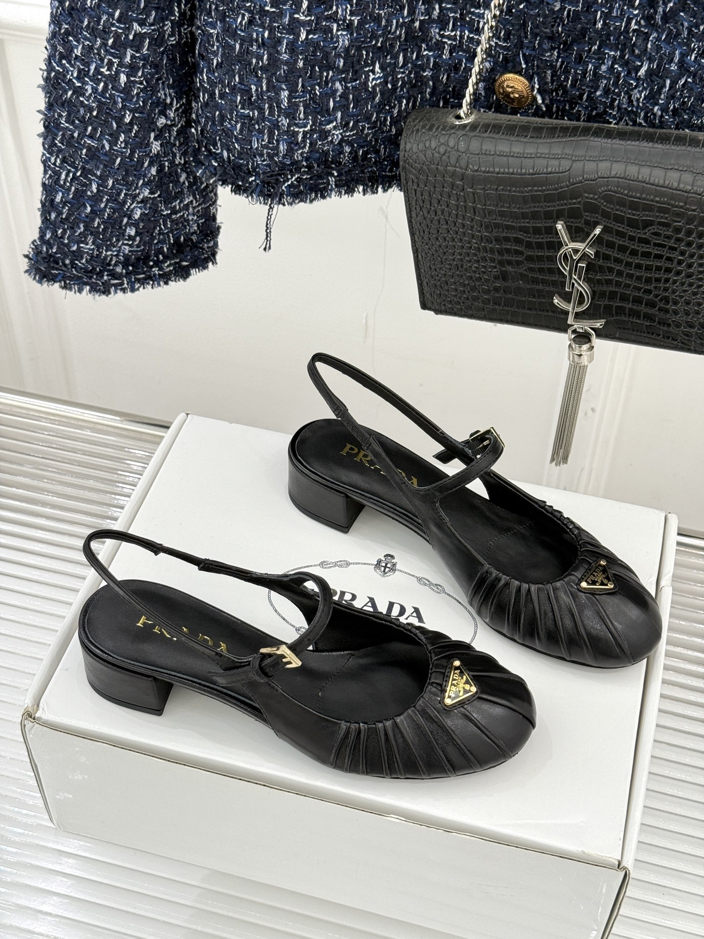 （下单注明：配飞机盒＋10）Prada/普拉达26WF早春新品复古三角标褶皱粗跟玛丽珍鞋当米兰1913的