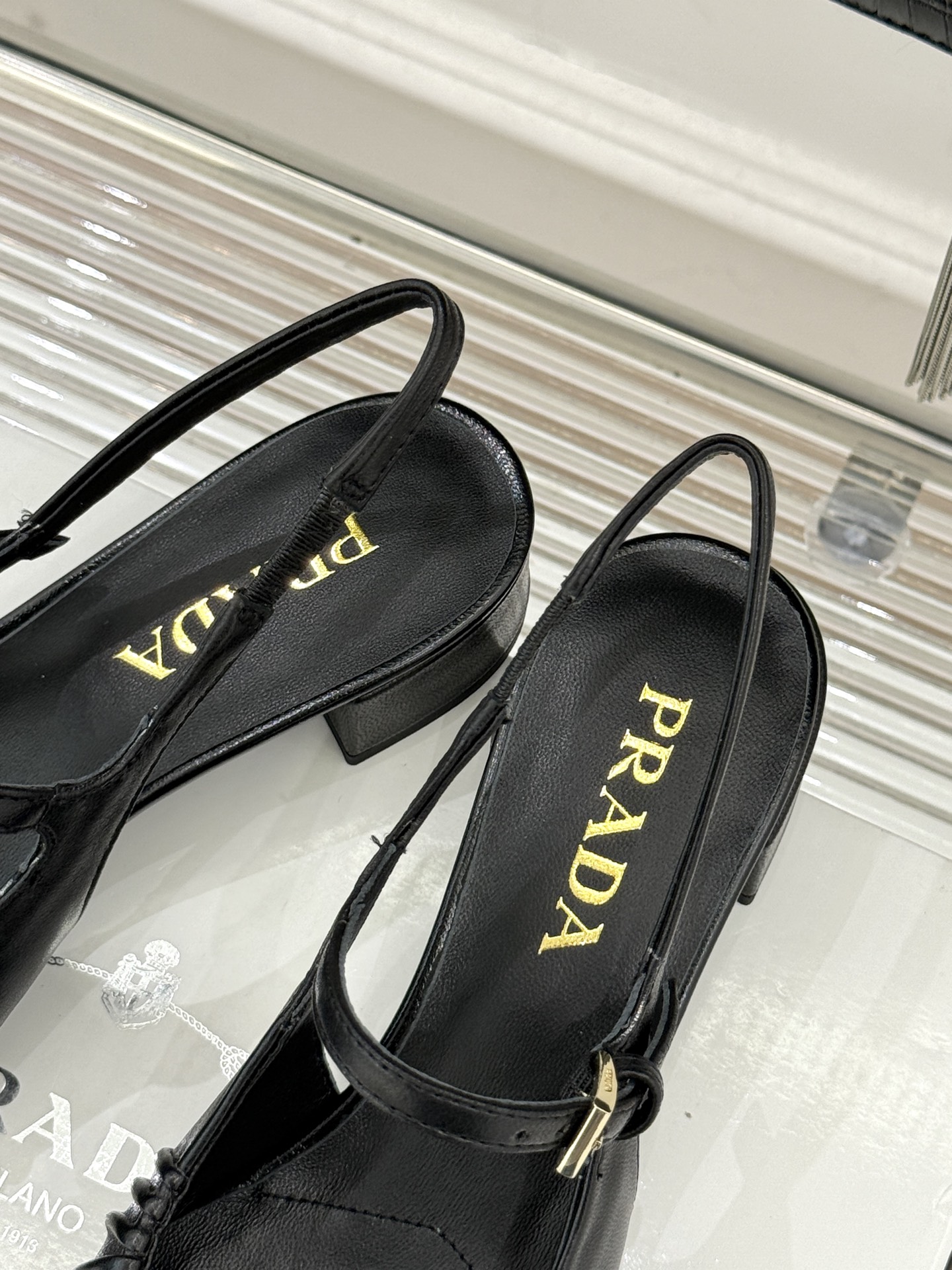 （下单注明：配飞机盒＋10）Prada/普拉达26WF早春新品复古三角标褶皱粗跟玛丽珍鞋当米兰1913的