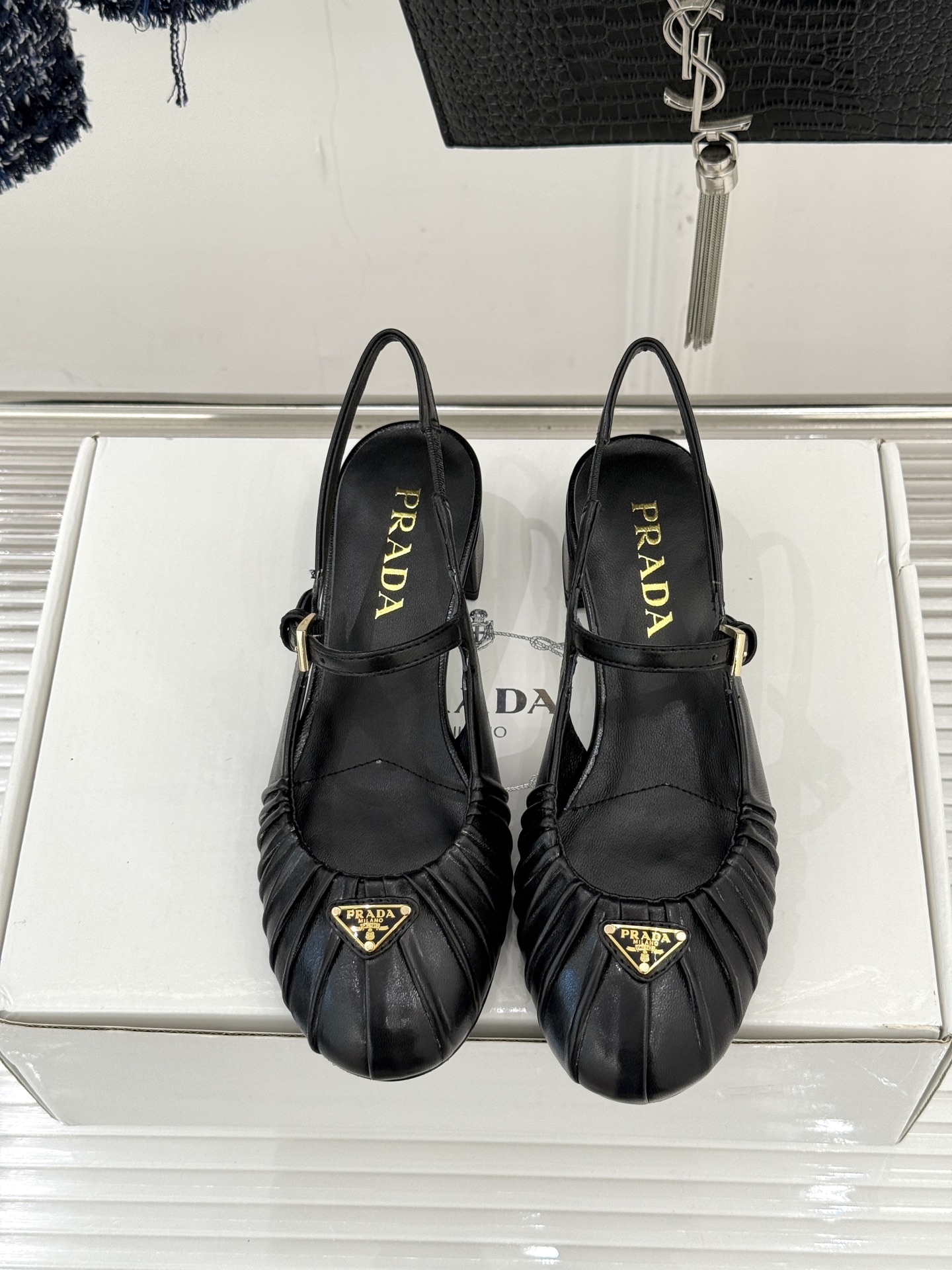 （下单注明：配飞机盒＋10）Prada/普拉达26WF早春新品复古三角标褶皱粗跟玛丽珍鞋当米兰1913的