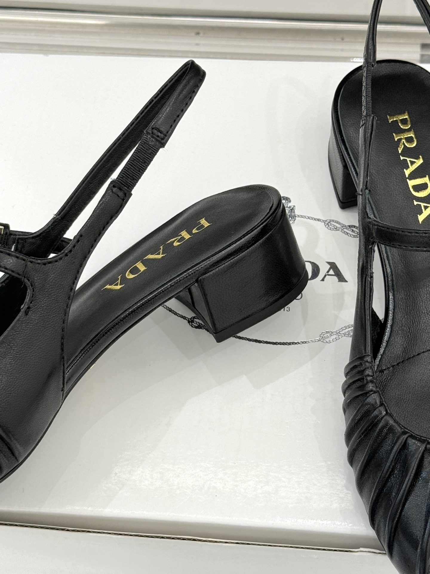 （下单注明：配飞机盒＋10）Prada/普拉达26WF早春新品复古三角标褶皱粗跟玛丽珍鞋当米兰1913的